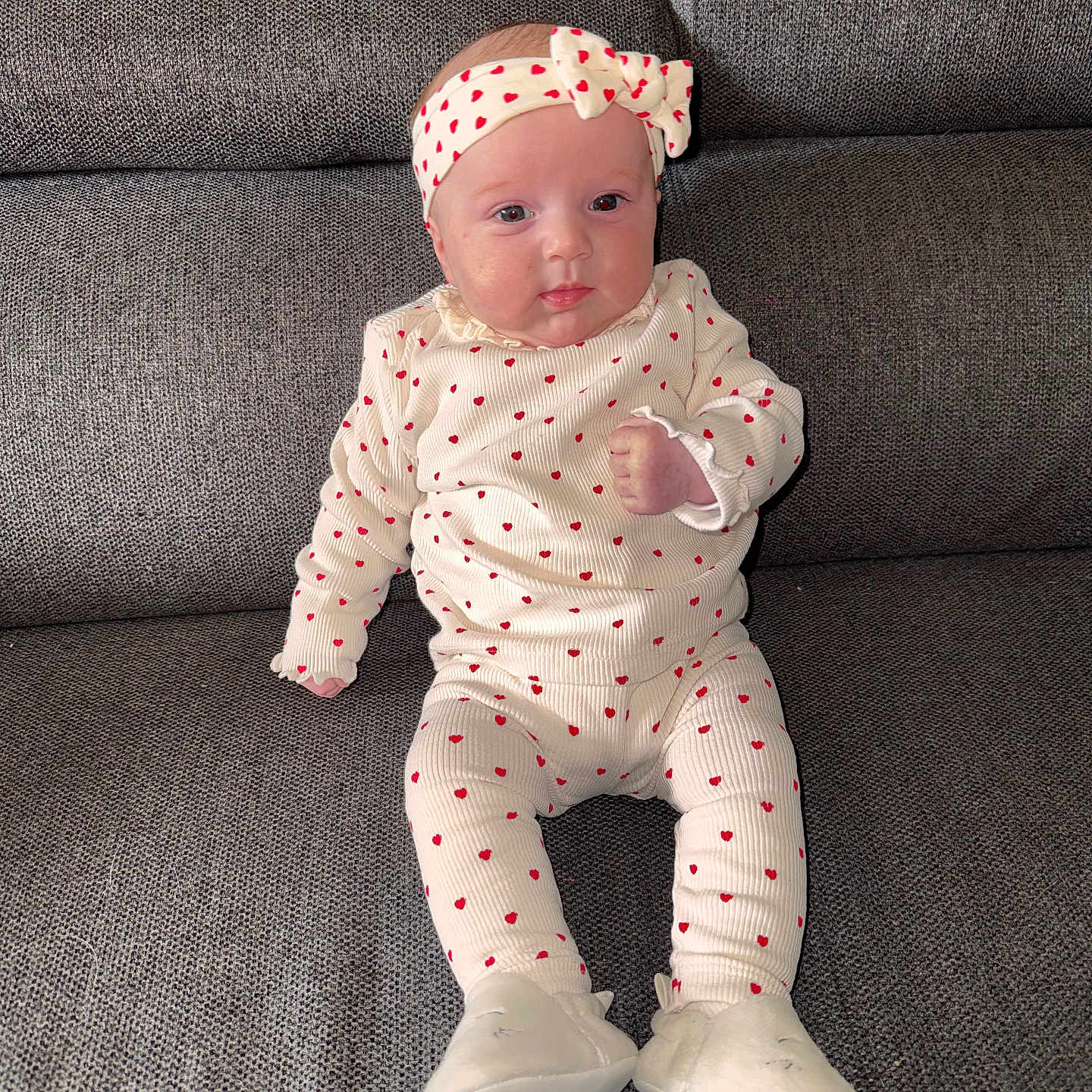 Romy participe au concours pour gagner de l'argent avec cette photo : baby, infant, child, headband, heart_pattern, outfit, clothing, sitting, couch, sofa, furniture, indoor, person, footwear, white_shoes, cute, portrait, expression, texture, home