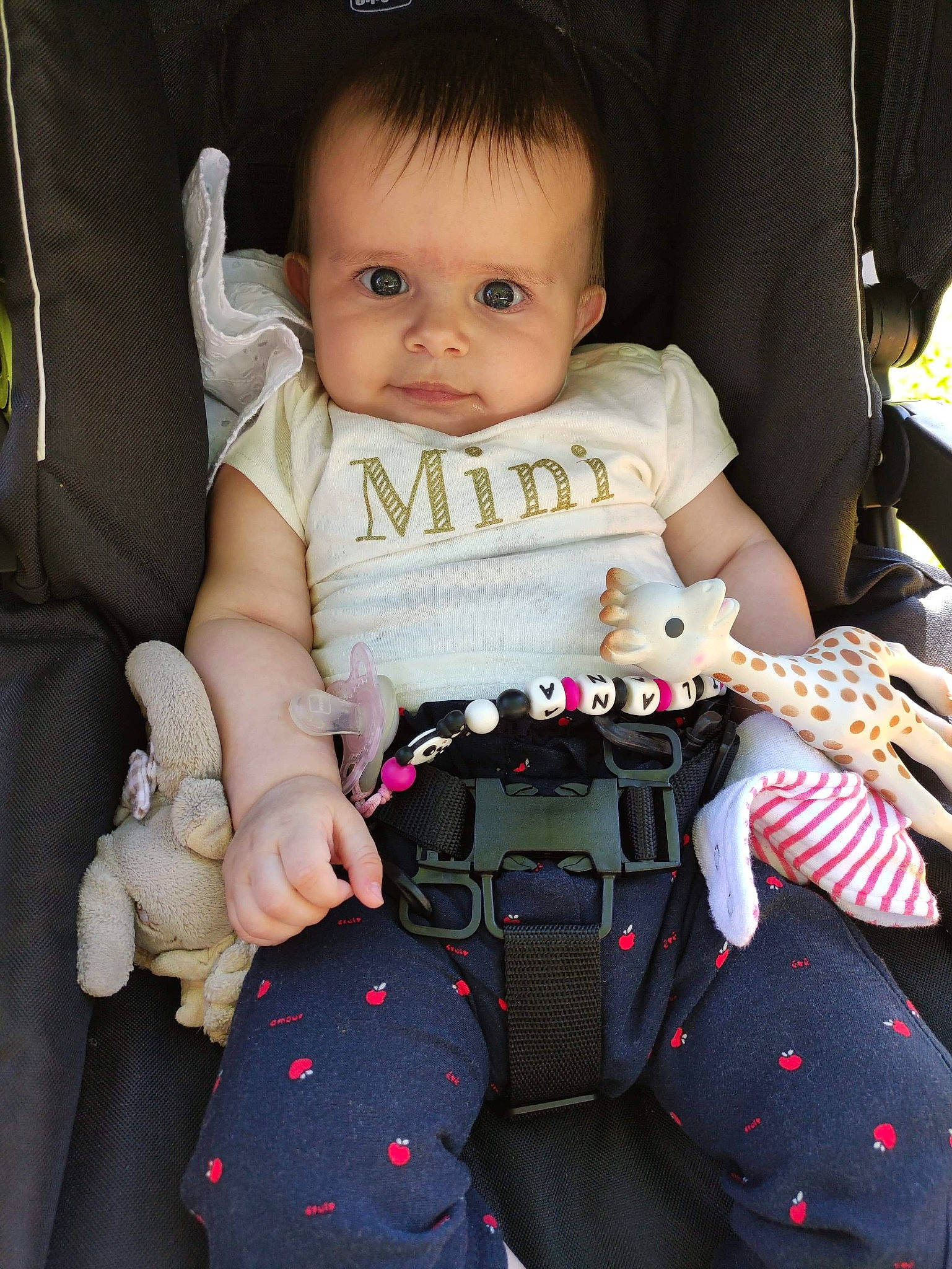 Milana a rejoint le concours — aidez-le/la à gagner de superbes lots ! baby, baby_carriage, baby_in_car_seat, baby_products, baby_safety, baby_toddler_clothing, cheek, child, comfort, eye, finger, hand, head, lap, person, product, seat_belt, sitting, skin, sleeve