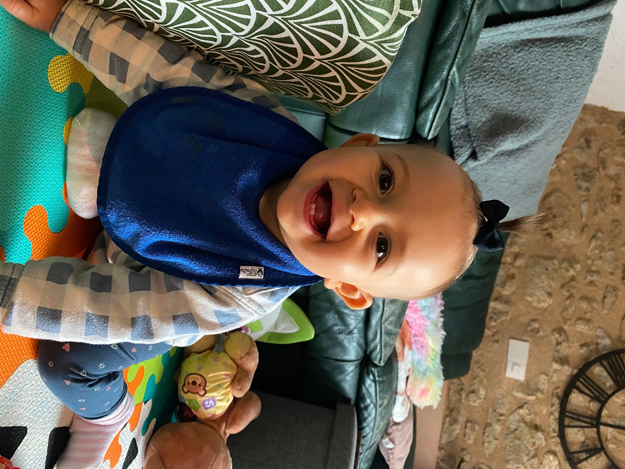 Alix participe au concours pour gagner de l'argent avec cette photo : automotive_tire, baby, baby_products, baby_toddler_clothing, child, comfort, eye, facial_expression, fun, happy, hat, head, human_body, joy, leisure, pattern, person, sitting, smile, sunglasses