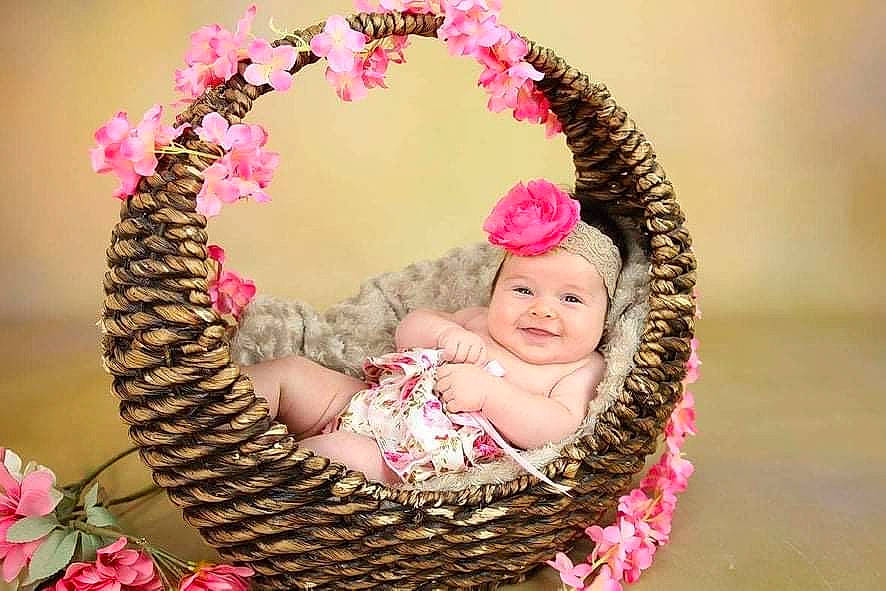 Luana participe au concours pour gagner de l'argent avec cette photo : baby, baby_toddler_clothing, chair, costume_hat, creative_arts, cut_flowers, fashion_accessory, flower, flower_arranging, hair_accessory, happy, head, headpiece, headwear, jewellery, joy, magenta, person, petal, pink