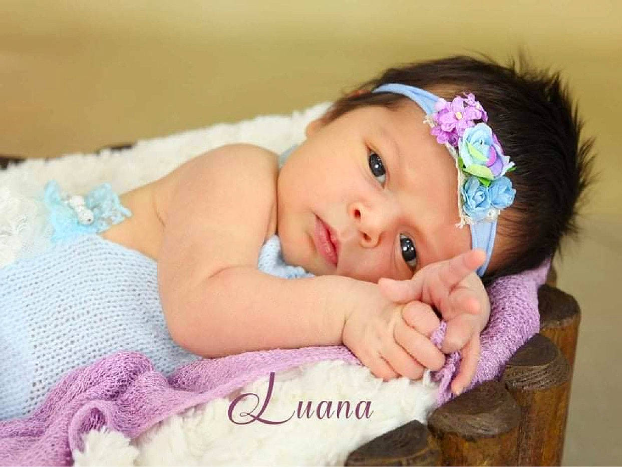 Luana a rejoint le concours — aidez-le/la à gagner de superbes lots ! baby, baby_toddler_clothing, cheek, child, eye, eyelash, fashion_accessory, hair_accessory, happy, headband, headgear, headpiece, headwear, iris, jewellery, pattern, person, pink, purple, skin