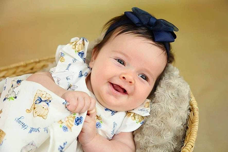 Luana participe au concours pour gagner de l'argent avec cette photo : baby, baby_toddler_clothing, cheek, child, dress, eyelash, fashion_accessory, flash_photography, hair_accessory, happy, hat, headband, headpiece, jewellery, joy, pattern, person, portrait_photography, skin, sleeve