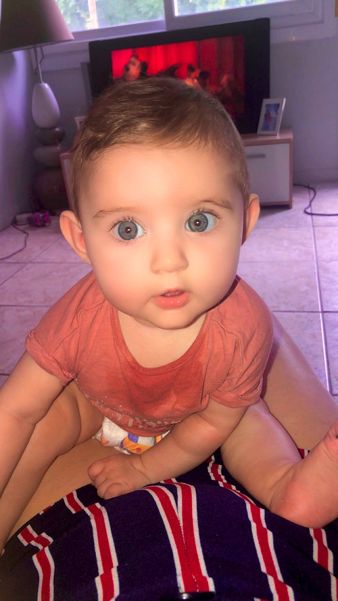 Rubie a rejoint le concours — aidez-le/la à gagner de superbes lots ! baby_toddler_clothing, cheek, chin, dress, eye, eyelash, face, facial_expression, finger, head, human_body, iris, lip, mouth, neck, nose, person, pink, shoulder, skin