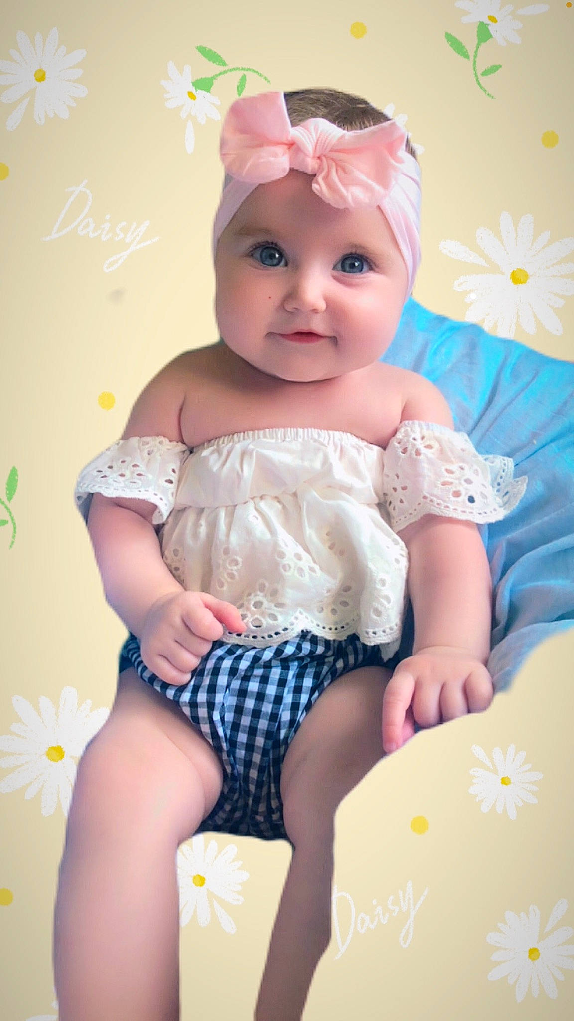 Rubie a rejoint le concours — aidez-le/la à gagner de superbes lots ! baby, baby_toddler_clothing, cheek, child, finger, fun, happy, headband, headpiece, headwear, human_leg, iris, pattern, person, pink, sitting, skin, sleeve, thigh, toddler