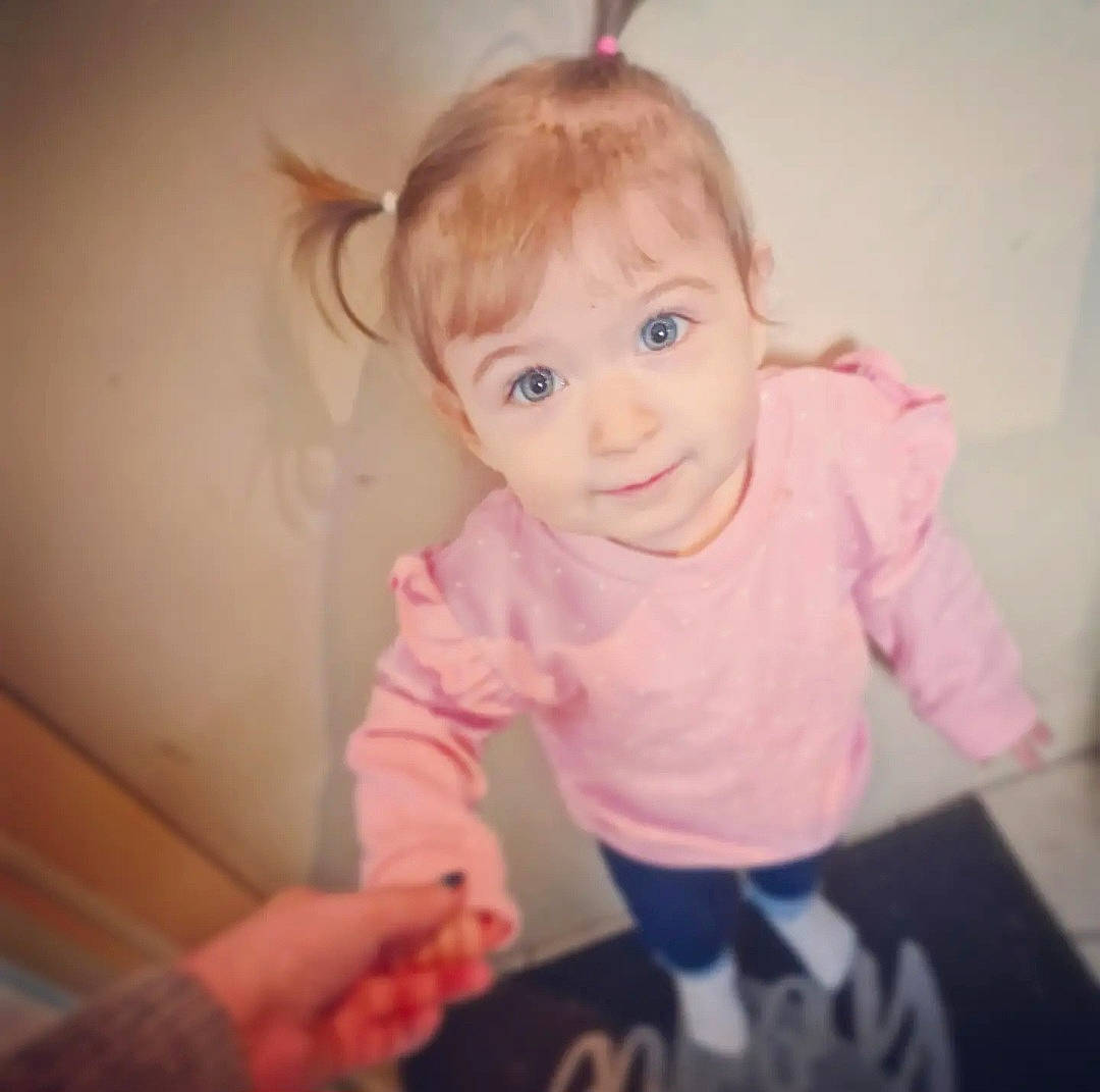 Shelsy a rejoint le concours — aidez-le/la à gagner de superbes lots ! baby_toddler_clothing, cheek, chin, ear, eye, eyebrow, eyelash, finger, gesture, happy, human_body, iris, lip, mouth, neck, nose, person, pink, skin, sleeve