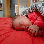 Alma a rejoint le concours — aidez-le/la à gagner de superbes lots ! baby, sleeping, bed, blanket, red_bedspread, hand, face, infant, indoors, cozy, peaceful, child, soft_lighting, patterned_blanket, portrait, resting, cute, closeup, young_child, toddler