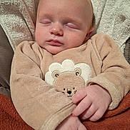 Simon participe au concours pour gagner de l'argent avec cette photo : baby, sleeping, infant, face, hand, clothing, blanket, soft_texture, cute, peaceful, child, portrait, warm, cozy, toddler, lying_down, skin, cute_outfit, animal_patch, resting