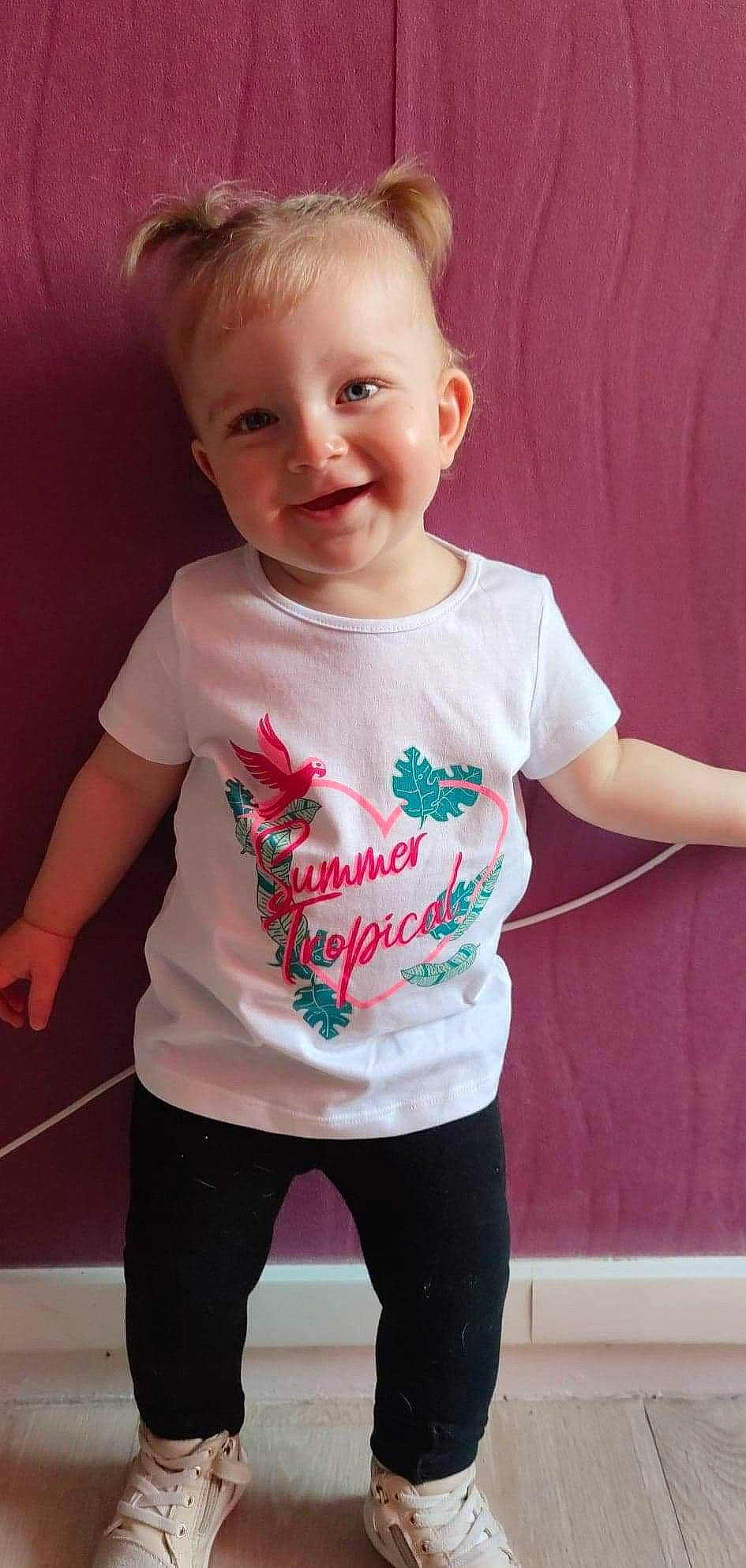 Louanne a rejoint le concours — aidez-le/la à gagner de superbes lots ! arm, baby, baby_toddler_clothing, child, happy, head, jeans, joint, joy, magenta, neck, pattern, person, pink, shoulder, sleeve, smile, sportswear, t_shirt, toddler