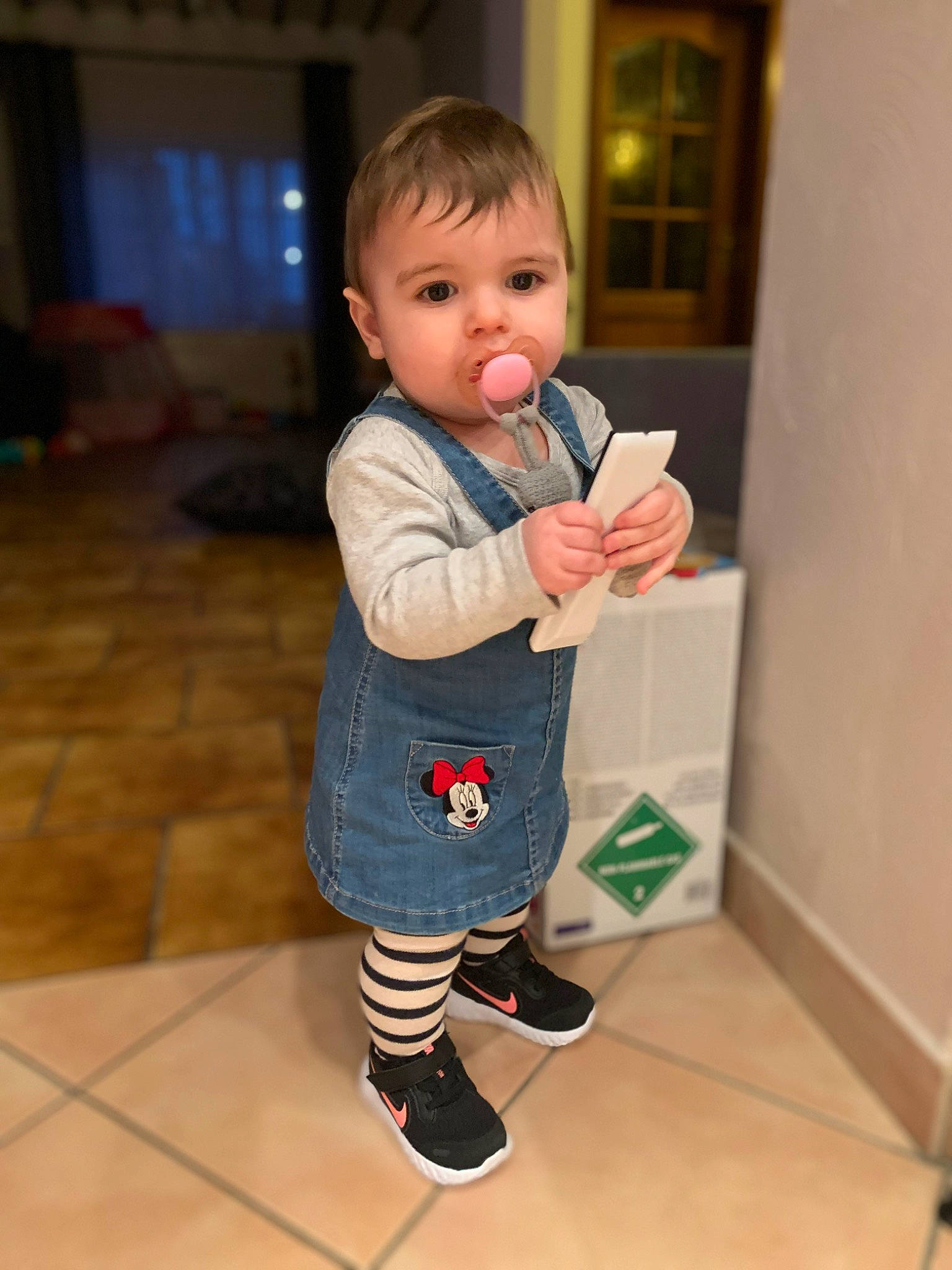 Alina a rejoint le concours — aidez-le/la à gagner de superbes lots ! baby, baby_toddler_clothing, cheek, eye, face, finger, floor, flooring, fun, hair, hand, head, human_body, nose, outerwear, person, room, sleeve, thumb, toddler