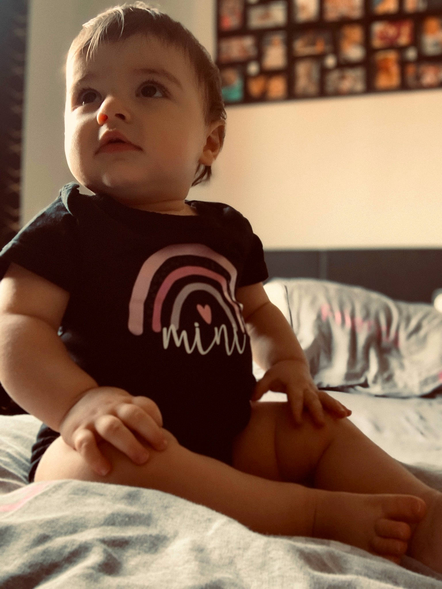 Alina a rejoint le concours — aidez-le/la à gagner de superbes lots ! baby, baby_toddler_clothing, cheek, child, comfort, cool, elbow, finger, fun, happy, human_leg, knee, neck, pattern, person, shoulder, sitting, sleeve, t_shirt, thigh