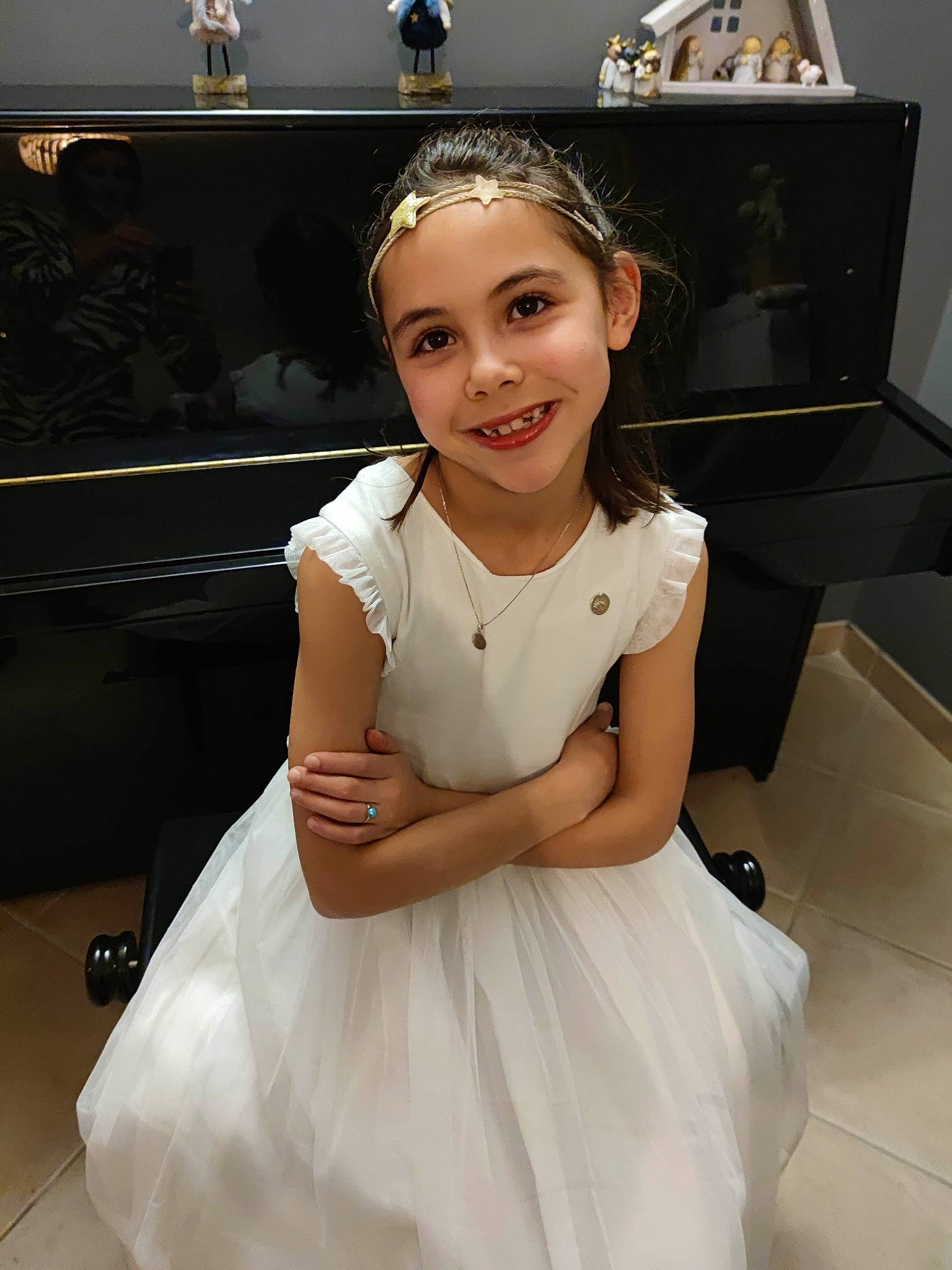 Charly-rose participe au concours pour gagner de l'argent avec cette photo : bridal_accessory, bridal_clothing, bridal_party_dress, day_dress, dress, embellishment, event, fashion_design, flash_photography, flooring, formal_wear, gown, hair, happy, jewellery, joy, long_hair, neck, person, skin