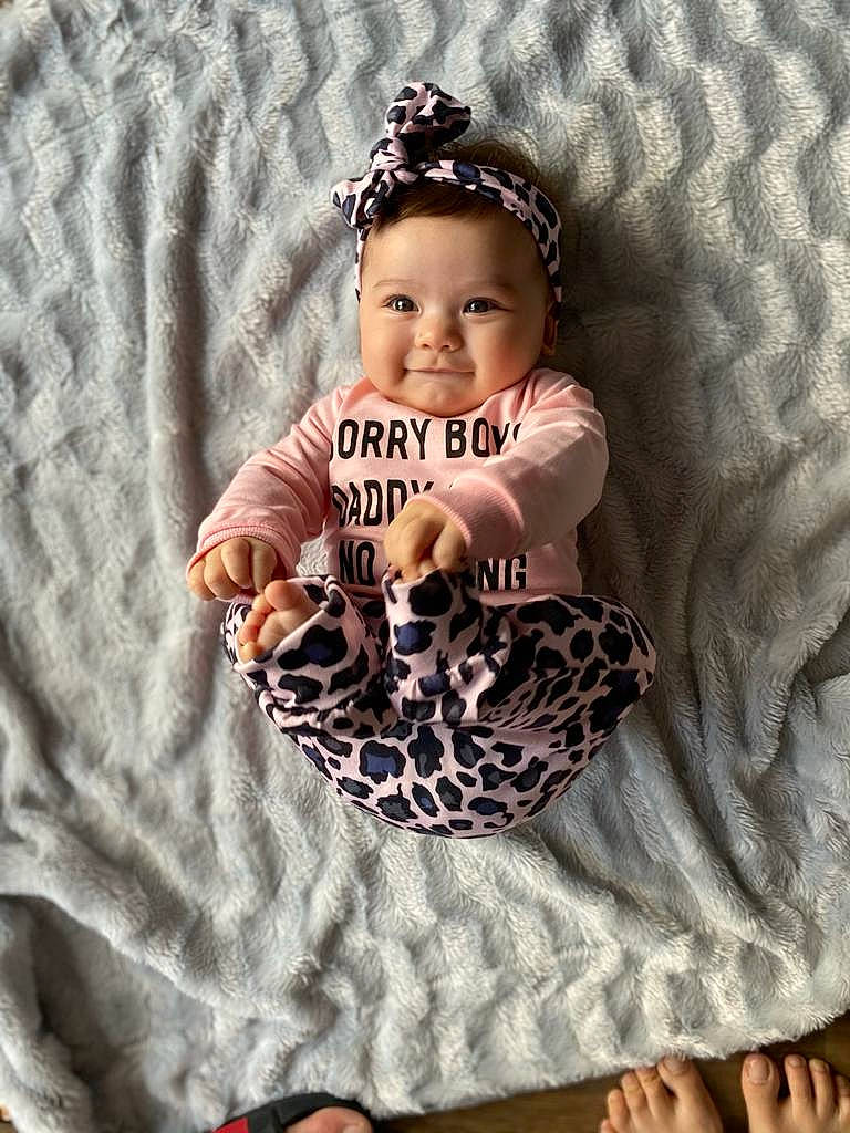 Lyana participe au concours pour gagner de l'argent avec cette photo : ankle, baby, baby_toddler_clothing, barefoot, bonnet, costume_accessory, craft, creative_arts, embellishment, foot, hair_accessory, headband, headgear, headpiece, joy, knitting, nail, pattern, person, slipper