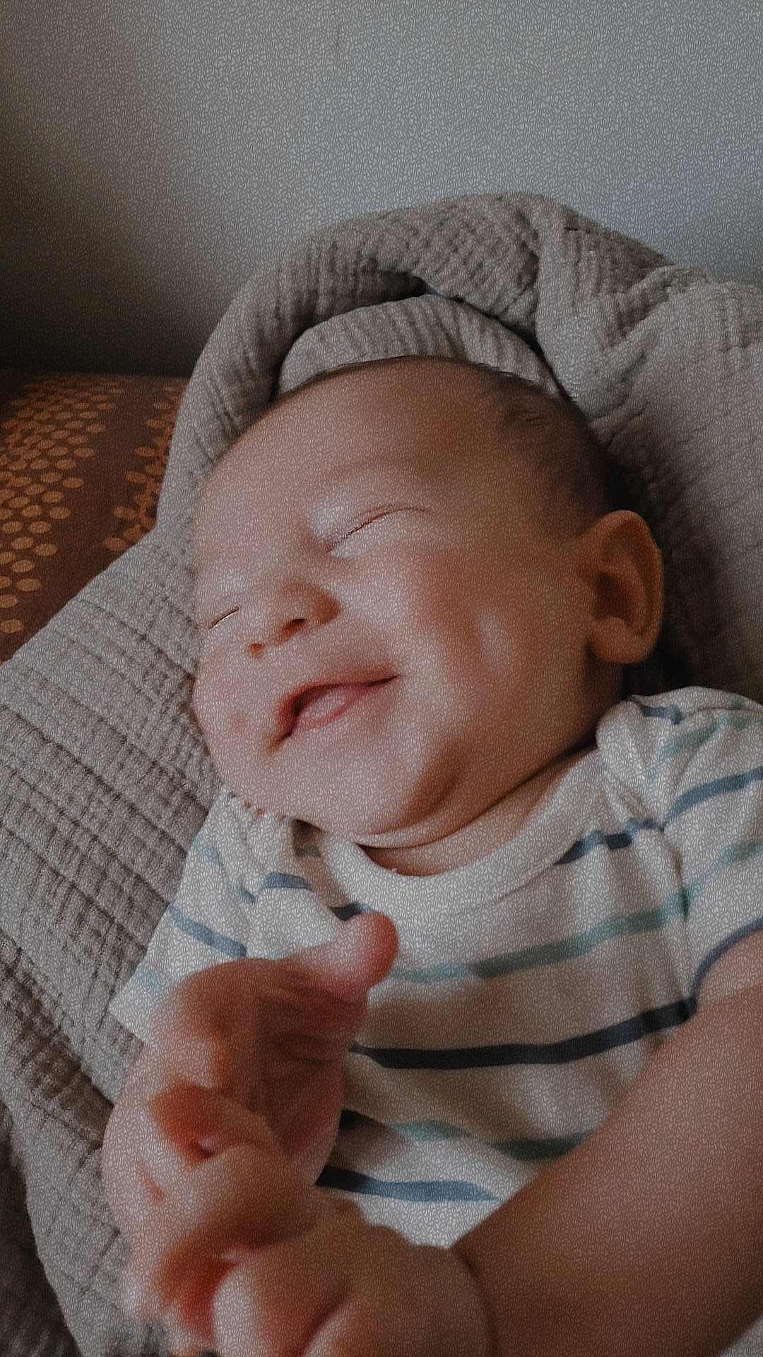 Kamille participe au concours pour gagner de l'argent avec cette photo : baby, baby_sleeping, baby_toddler_clothing, cheek, child, comfort, ear, eye, eyebrow, happy, linens, nose, person, portrait_photography, skin, sleeve, smile, thumb, toddler