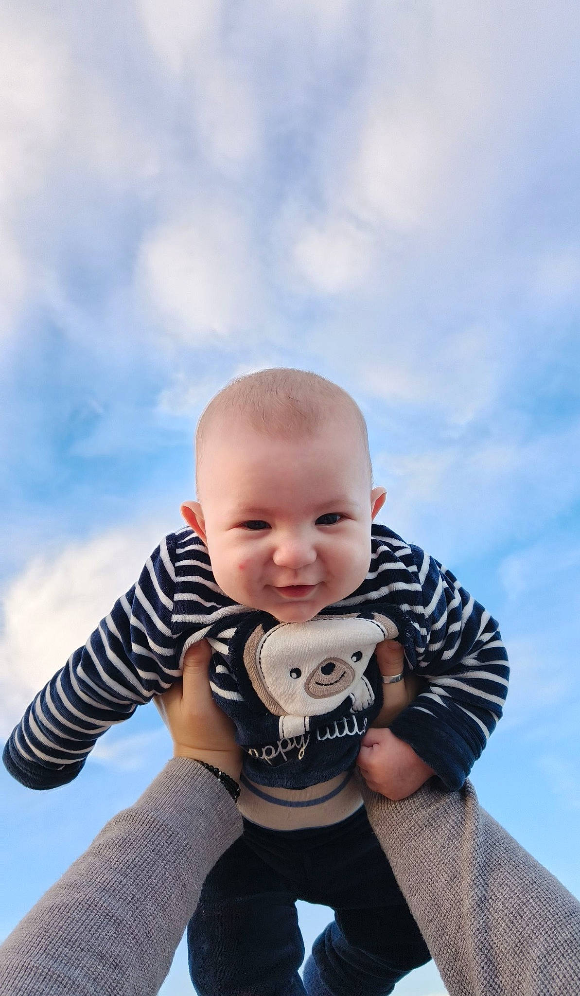 Kamille a rejoint le concours — aidez-le/la à gagner de superbes lots ! baby, baby_toddler_clothing, child, cloud, cool, electric_blue, eye, flash_photography, fun, gesture, happy, outerwear, pattern, person, sitting, sky, sleeve, smile, t_shirt, toddler