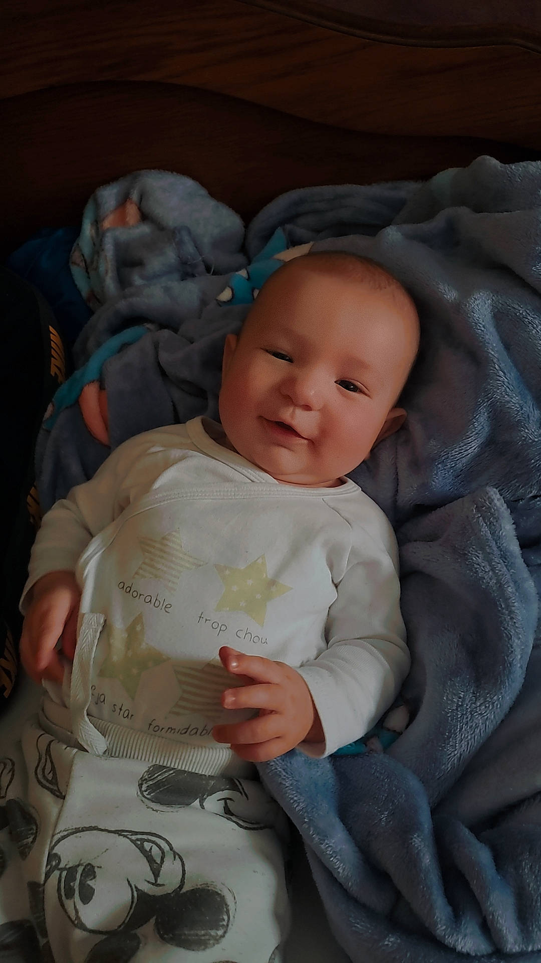 Kamille a rejoint le concours — aidez-le/la à gagner de superbes lots ! baby, baby_products, baby_toddler_clothing, cheek, child, comfort, eye, happy, head, iris, lap, person, portrait_photography, sitting, skin, sleeve, smile, textile, toddler