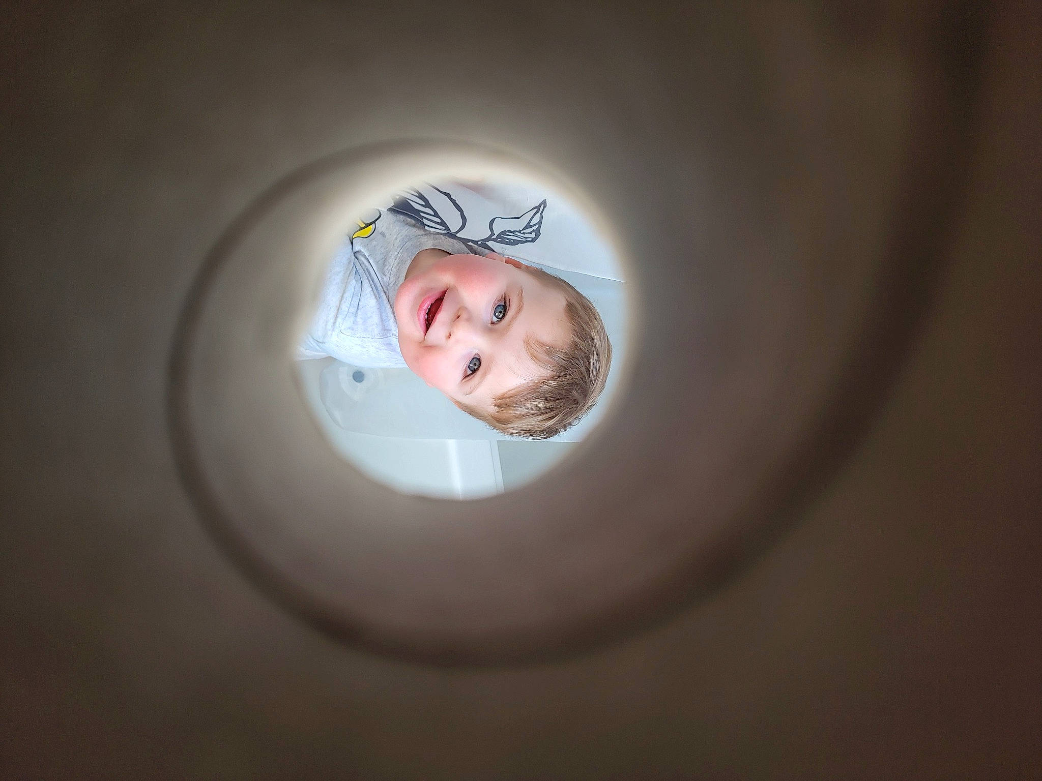 Jacob a rejoint le concours — aidez-le/la à gagner de superbes lots ! auto_part, automotive_design, automotive_lighting, automotive_tire, automotive_wheel_system, ceiling, circle, darkness, eyelash, flash_photography, headlamp, jaw, joy, light_fixture, night, person, portrait_photography, rim, smile, space