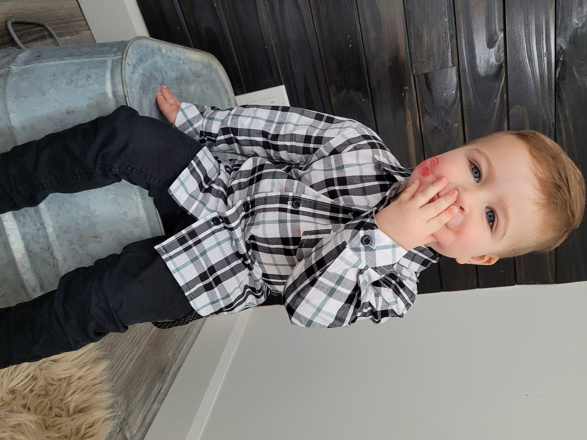Jacob participe au concours pour gagner de l'argent avec cette photo : arm, baby, child, comfort, couch, dress_shirt, elbow, gesture, human_leg, pattern, person, plaid, portrait_photography, room, sitting, sleeve, tartan, textile, toddler, tree
