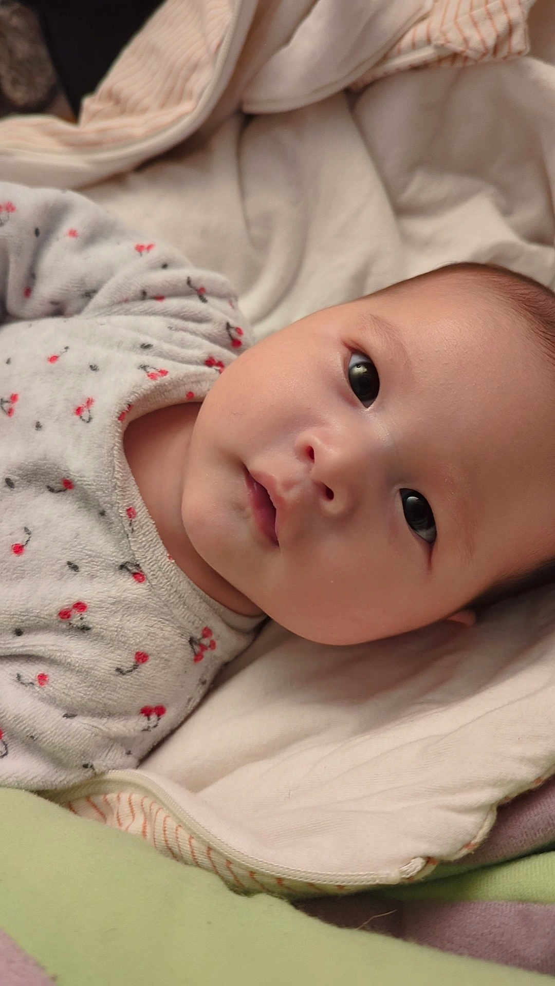 Anna a rejoint le concours — aidez-le/la à gagner de superbes lots ! baby, infant, face, eyes, blanket, clothing, onesie, cute, soft, lying_down, child, portrait, skin, head, comfort, young, sleepwear, indoor, closeup, adorable