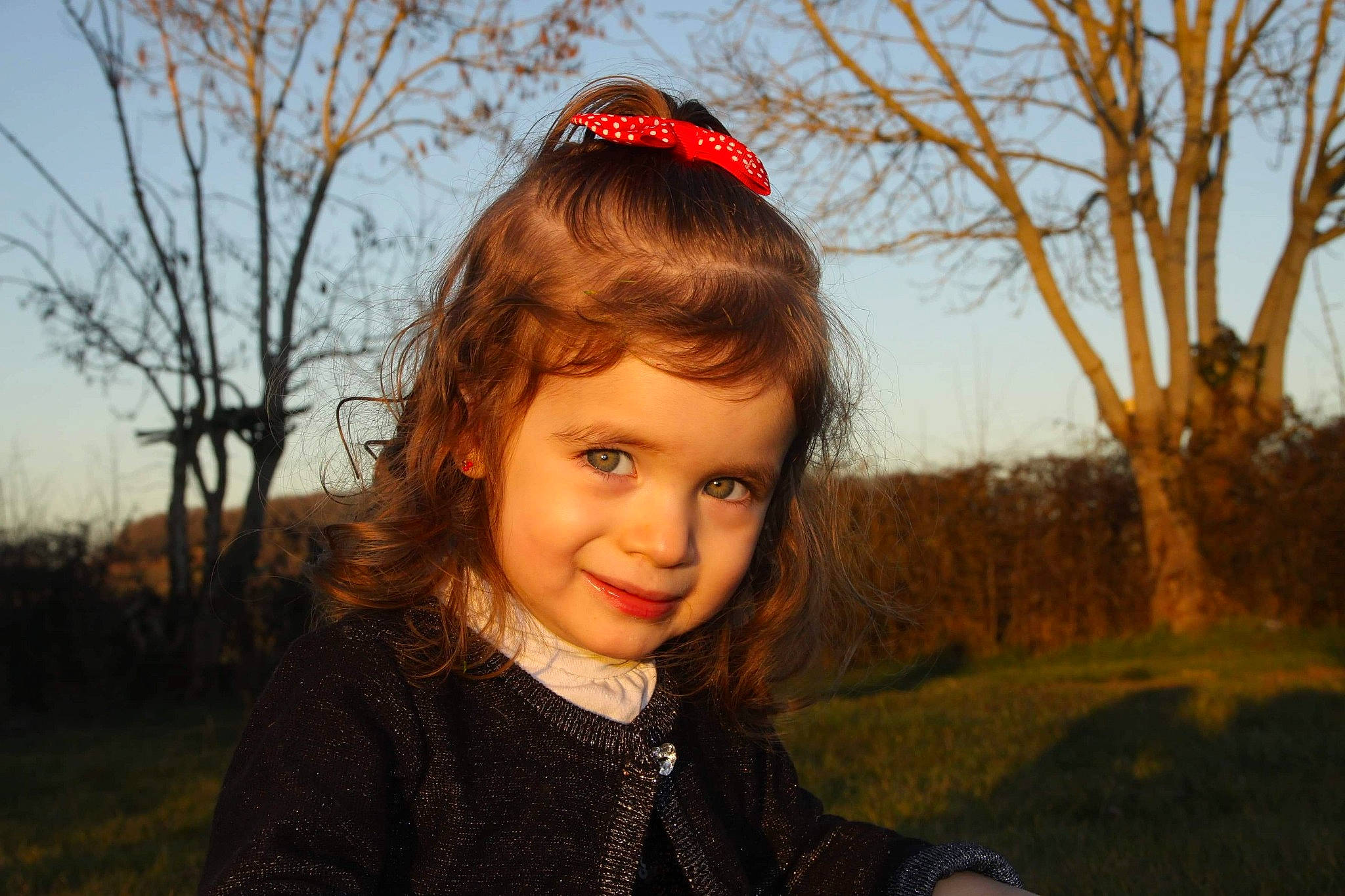 Shaya participe au concours pour gagner de l'argent avec cette photo : beauty, blond, brown_hair, child, eye, face, forehead, grass, hair, hair_accessory, hairstyle, head, headgear, joy, leaf, lip, person, red, sky, smile