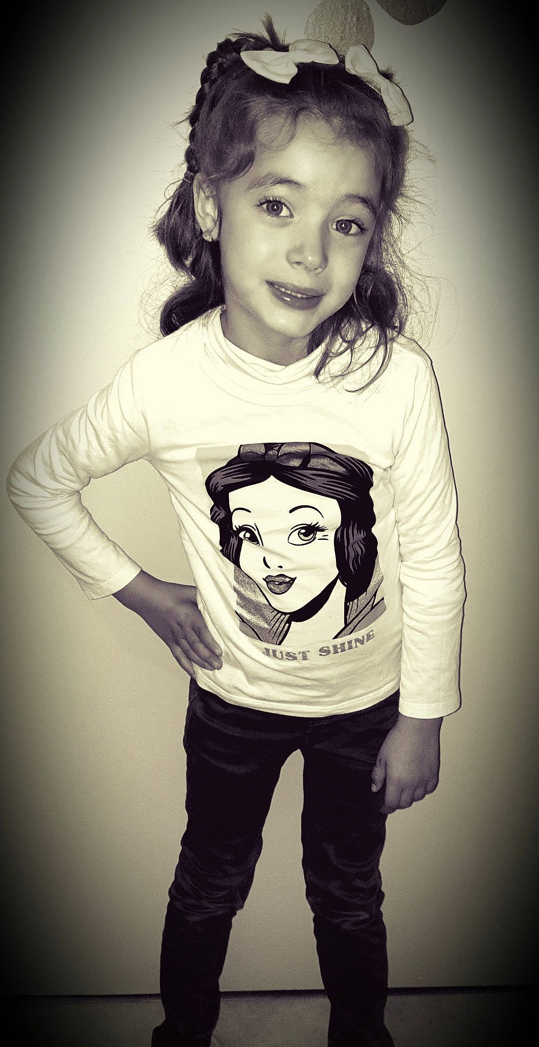 Shaya participe au concours pour gagner de l'argent avec cette photo : black, black_and_white, black_hair, cheek, cool, eyebrow, flash_photography, gesture, hair, happy, human, human_body, jaw, joy, organ, person, sleeve, smile, standing, style