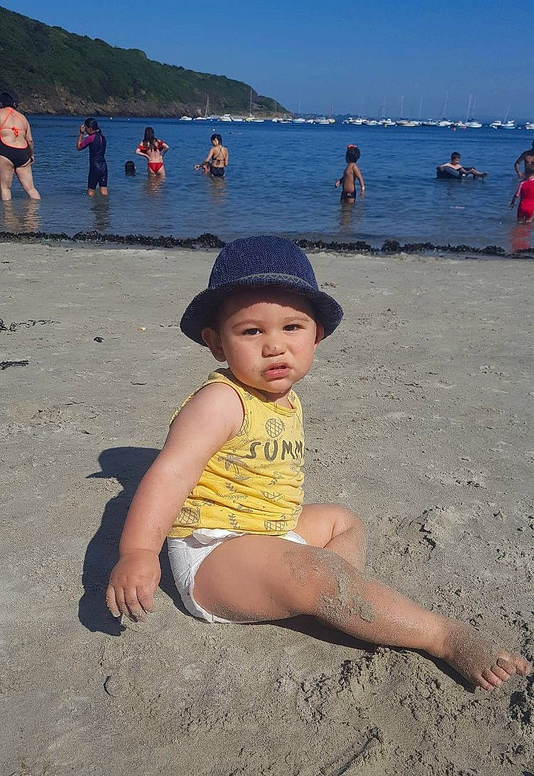 Nolan a rejoint le concours — aidez-le/la à gagner de superbes lots ! azure, beach, body_of_water, coastal_and_oceanic_landforms, fun, hand, happy, hat, headwear, leg, leisure, morning, natural_environment, people_on_beach, person, sand, shore, shorts, sky, sun_hat