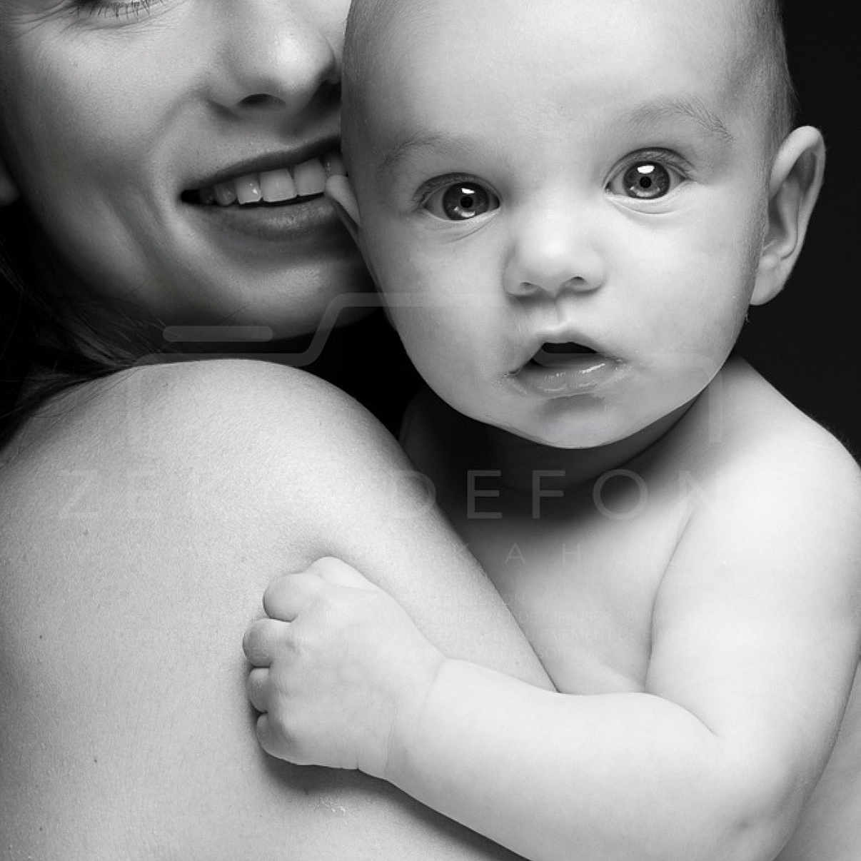 Keylonn participe au concours pour gagner de l'argent avec cette photo : arm, baby, black_and_white, child, closeup, emotion, expression, face, hand, human, love, mother, naked, parent, people, portrait, skin, smile, tenderness, woman