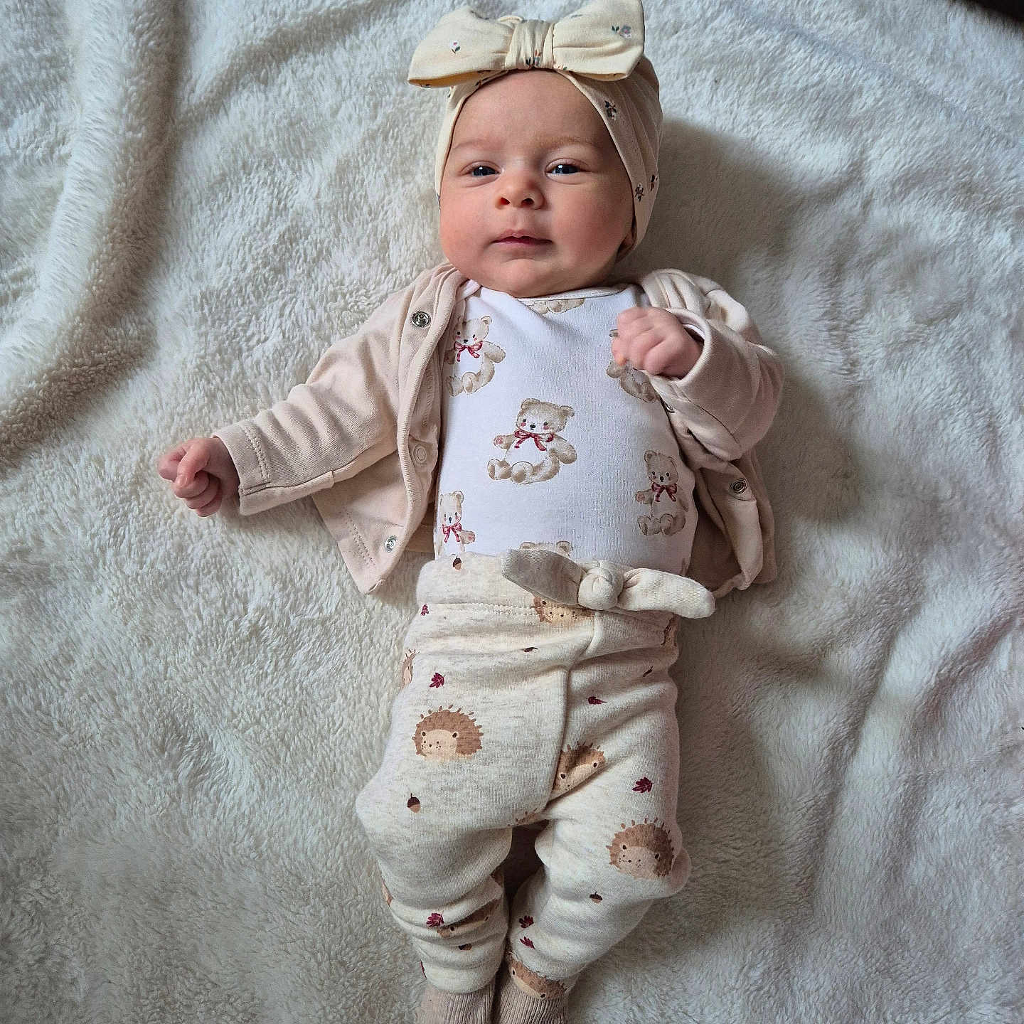 Loélyne participe au concours pour gagner de l'argent avec cette photo : baby, bed, blanket, bodypart, bonnet, cap, clothing, face, finger, furniture, hand, happy, hat, head, newborn, pants, person, photography, portrait, smile