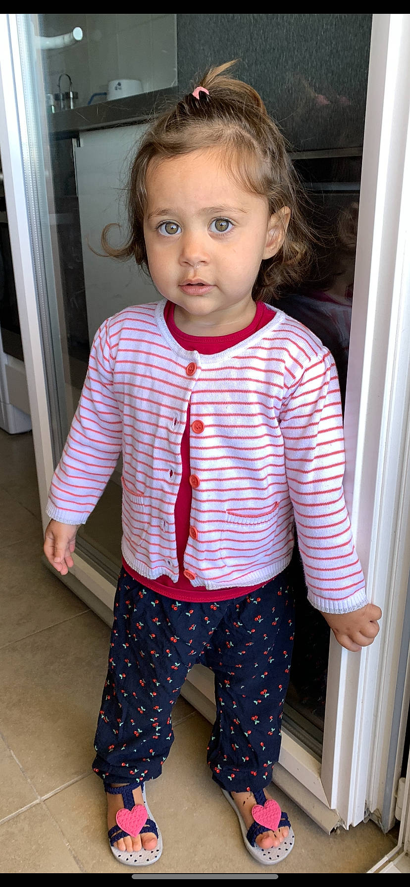 Jena participe au concours pour gagner de l'argent avec cette photo : baby_toddler_clothing, cheek, collar, dress_shirt, face, head, human_body, iris, lip, neck, nose, outerwear, person, pink, plaid, skin, sleeve, standing, tartan, textile