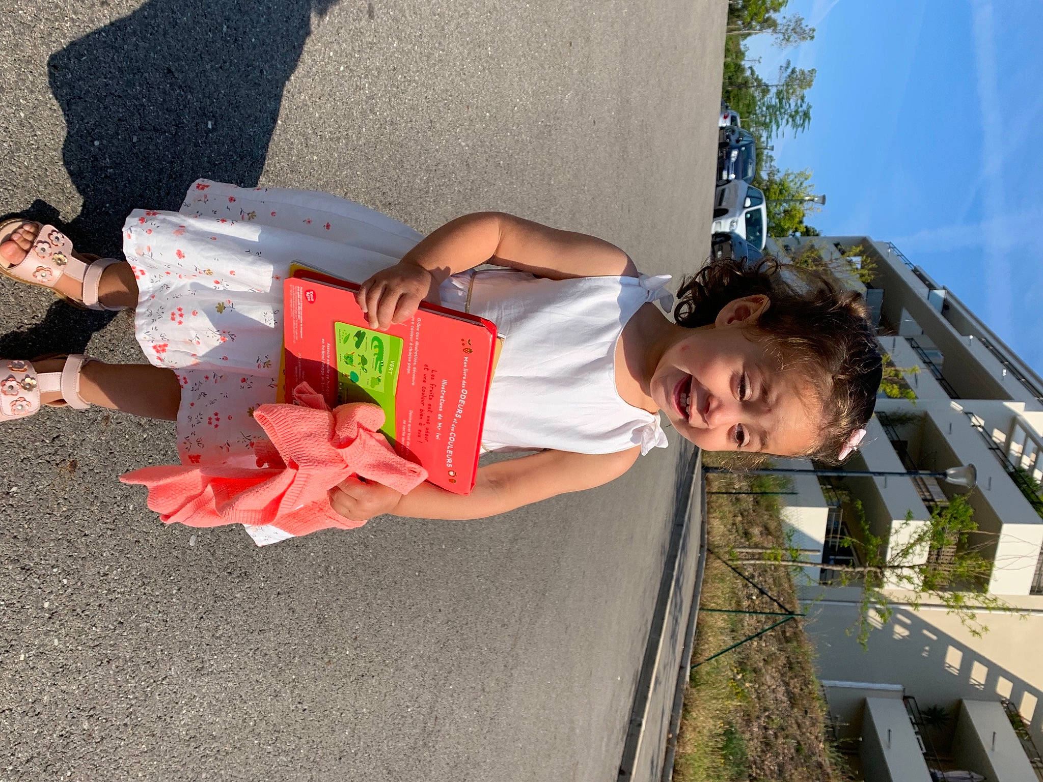 Jena a rejoint le concours — aidez-le/la à gagner de superbes lots ! asphalt, child, city, concrete, fun, human_leg, leisure, pedestrian, person, plant, recreation, road, road_surface, sidewalk, sitting, sky, t_shirt, toddler, travel, tree