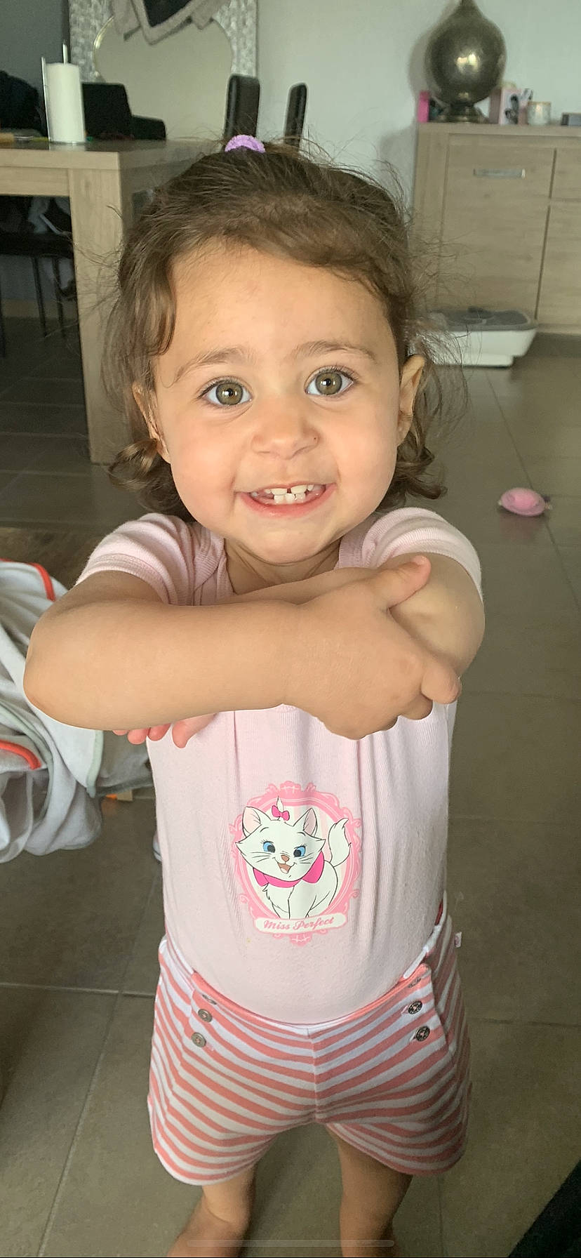 Jena a rejoint le concours — aidez-le/la à gagner de superbes lots ! baby_toddler_clothing, cheek, chin, eye, eyebrow, eyelash, forehead, gesture, hairstyle, happy, iris, joint, joy, lip, mouth, neck, nose, person, shoulder, skin