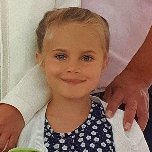 Jùlia participe au concours pour gagner de l'argent avec cette photo : arm, cheek, chest, child, eyebrow, eyelash, facial_expression, finger, fruit, gesture, hand, happy, iris, joy, lip, organ, person, sleeve, smile, t_shirt