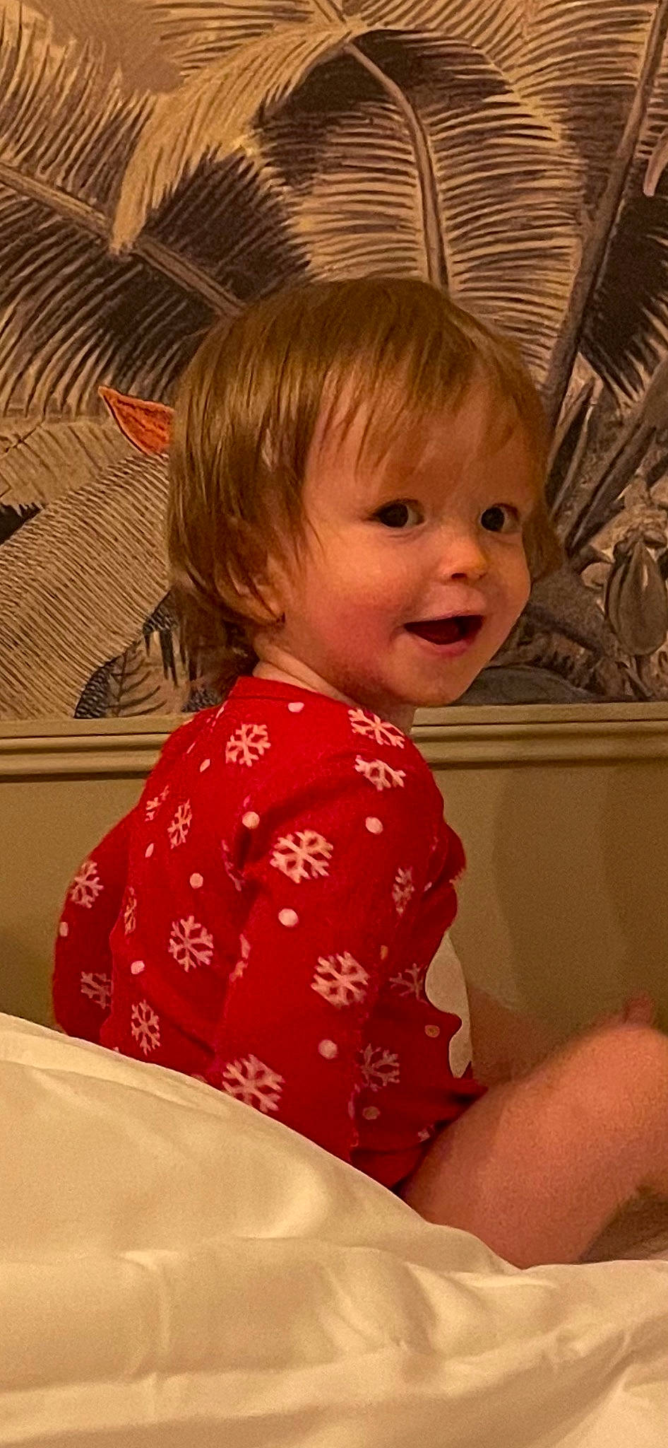 Isamaël a rejoint le concours — aidez-le/la à gagner de superbes lots ! arm, cheek, chin, dress, ear, eye, eyebrow, face, hair, head, human_body, iris, lip, mammal, mouth, nose, organ, person, skin, sleeve