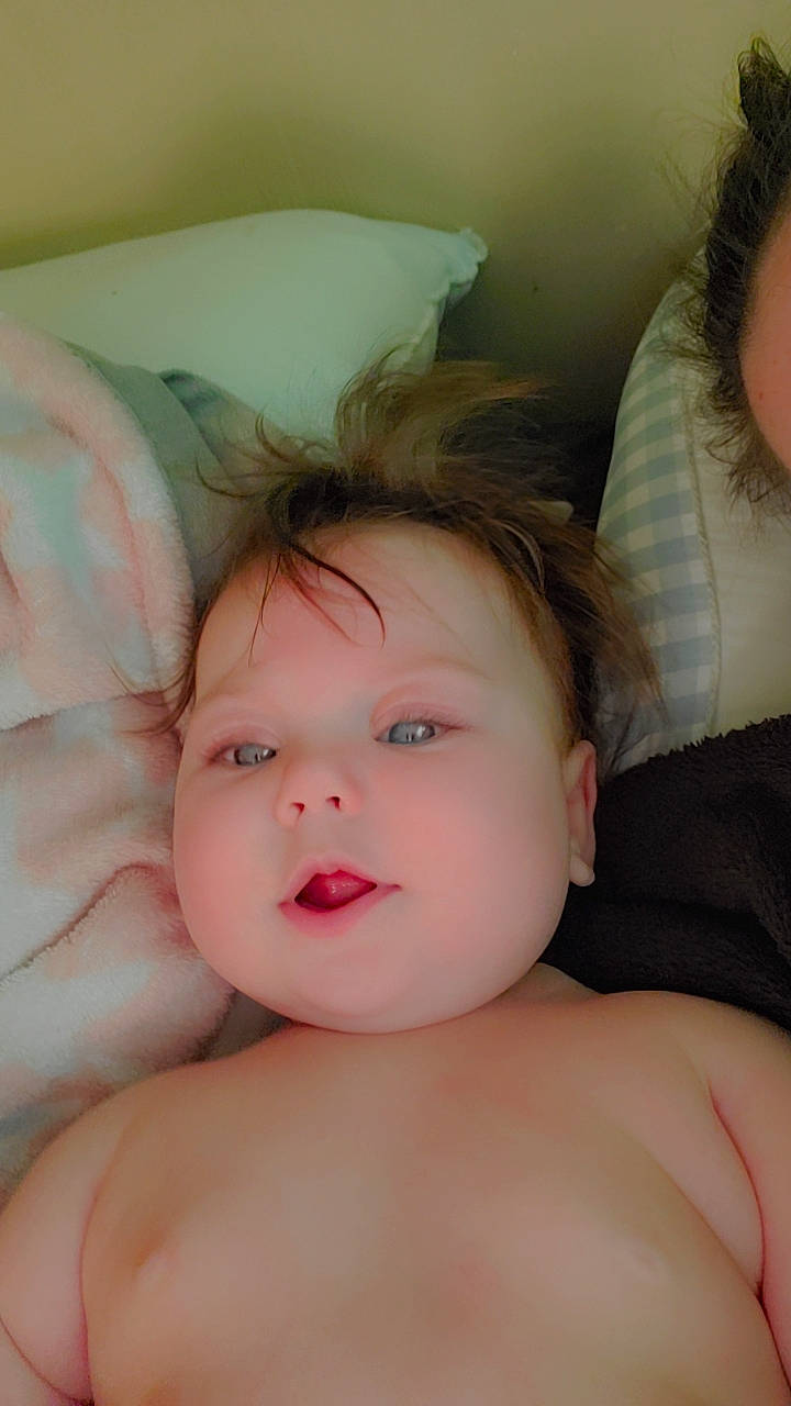 Iris is registered to the contest to win money with this photo: arm, cheek, chin, ear, eye, eyebrow, eyelash, forehead, hand, head, human_body, joint, leg, lip, mouth, neck, nose, person, shoulder, skin