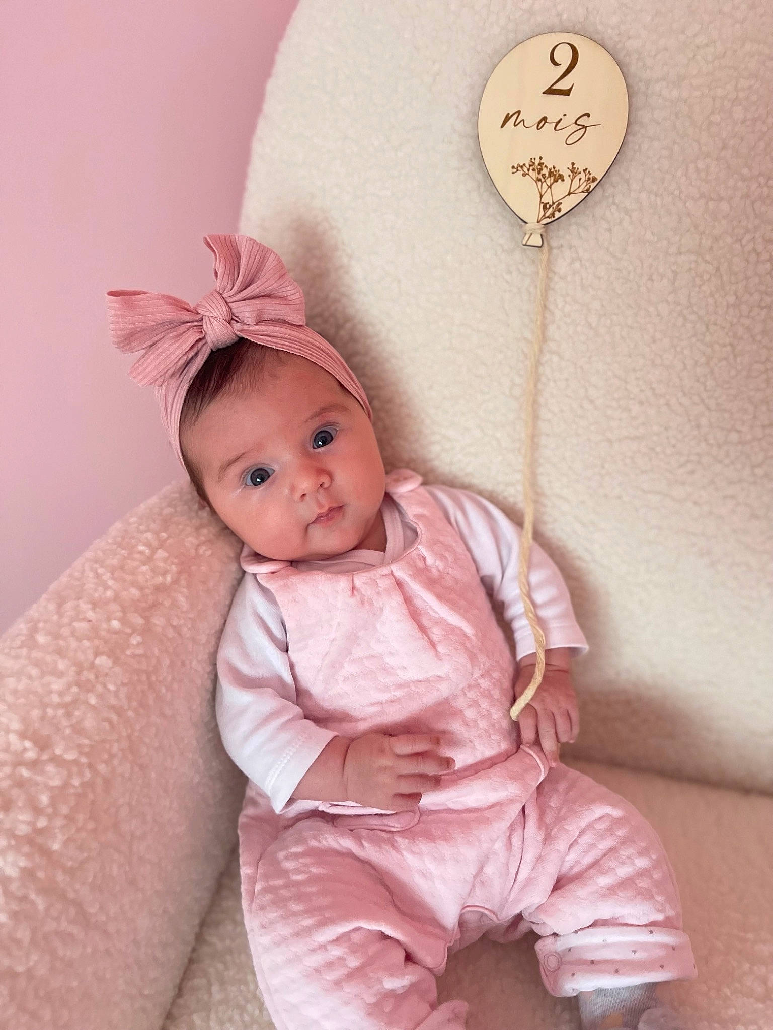 Louna a rejoint le concours — aidez-le/la à gagner de superbes lots ! baby, baby_toddler_clothing, comfort, costume_hat, dress, eye, hand, happy, head, headgear, headpiece, linens, magenta, outerwear, person, pink, skin, sleeve, textile, toddler