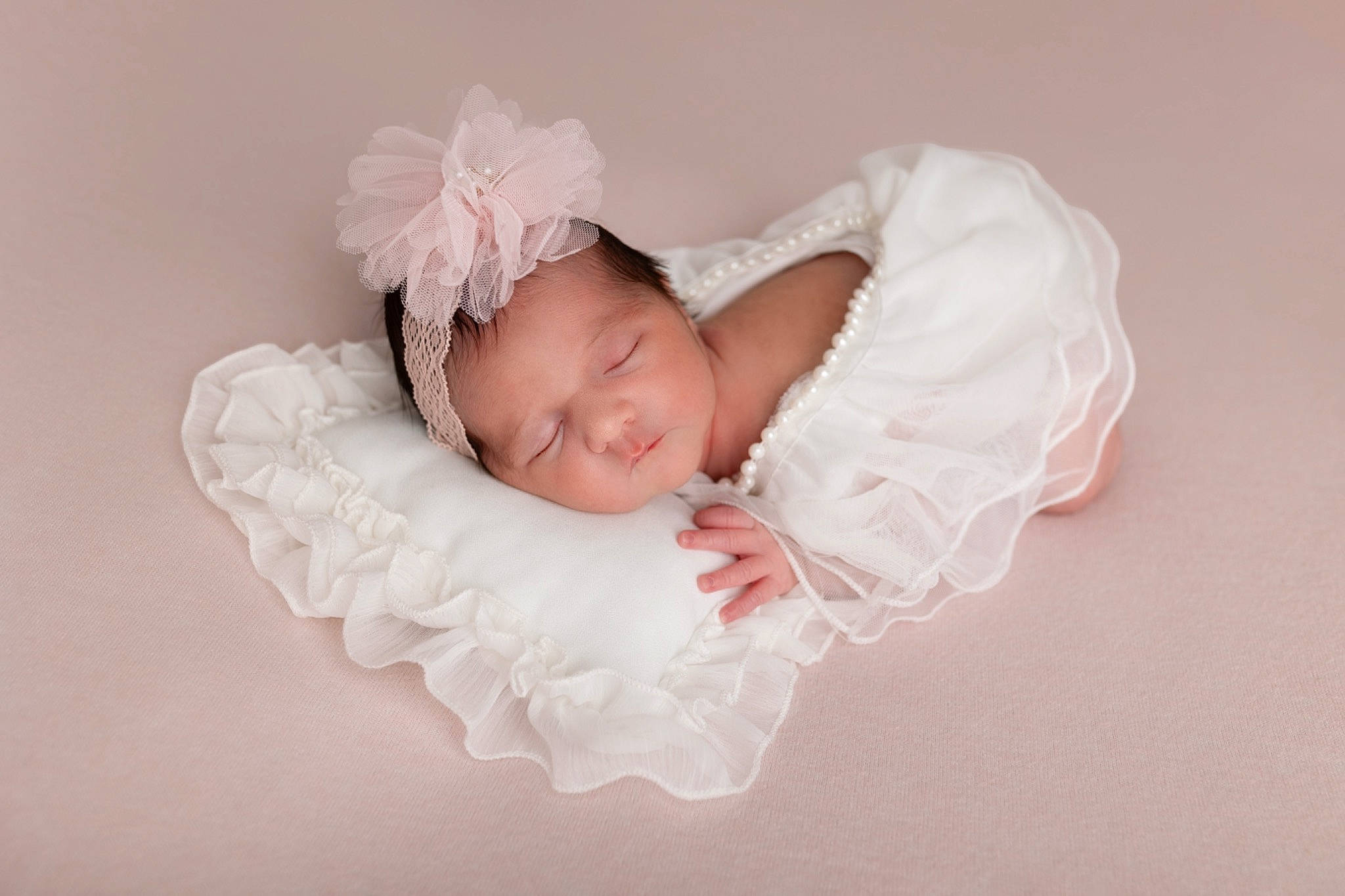 Louna a rejoint le concours — aidez-le/la à gagner de superbes lots ! baby, baby_sleeping, baby_toddler_clothing, cheek, child, comfort, dress, eye, finger, flash_photography, hair_accessory, hand, headband, headgear, headpiece, headwear, human_body, linens, person, petal