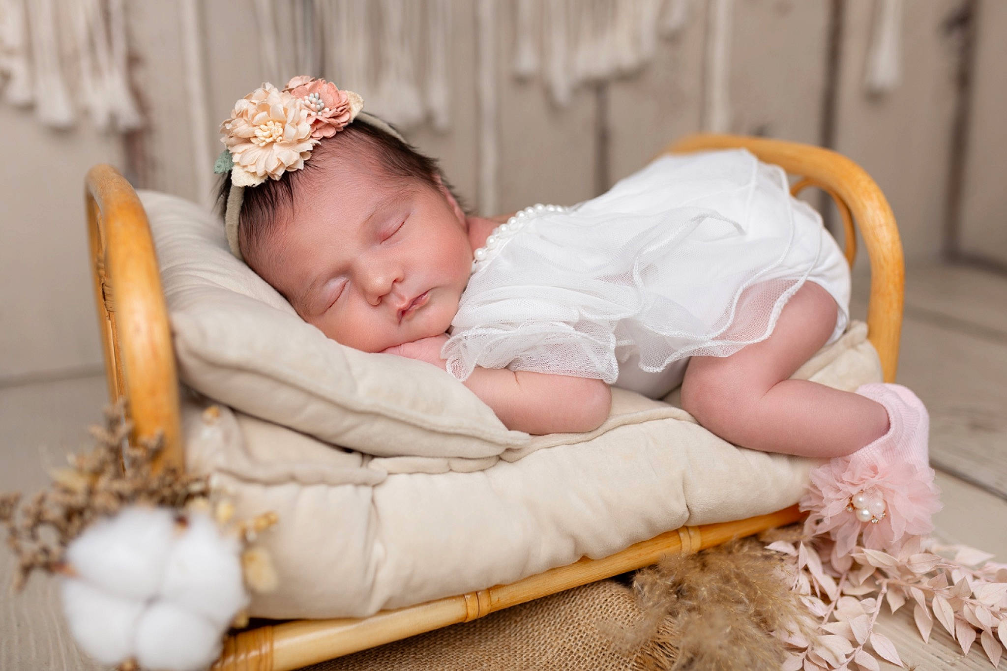 Louna a rejoint le concours — aidez-le/la à gagner de superbes lots ! baby, baby_products, baby_sleeping, baby_toddler_clothing, child, comfort, dress, fashion_accessory, grass, hair_accessory, happy, hat, headband, headgear, headpiece, jewellery, person, sitting, skin, toddler