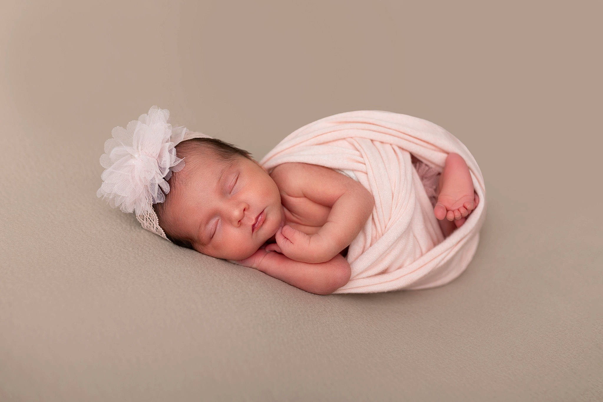 Louna a rejoint le concours — aidez-le/la à gagner de superbes lots ! baby, baby_products, baby_sleeping, baby_toddler_clothing, beanie, cap, cheek, child, comfort, fashion_accessory, flash_photography, hair_accessory, headband, headgear, headpiece, linens, person, portrait_photography, skin, sleep