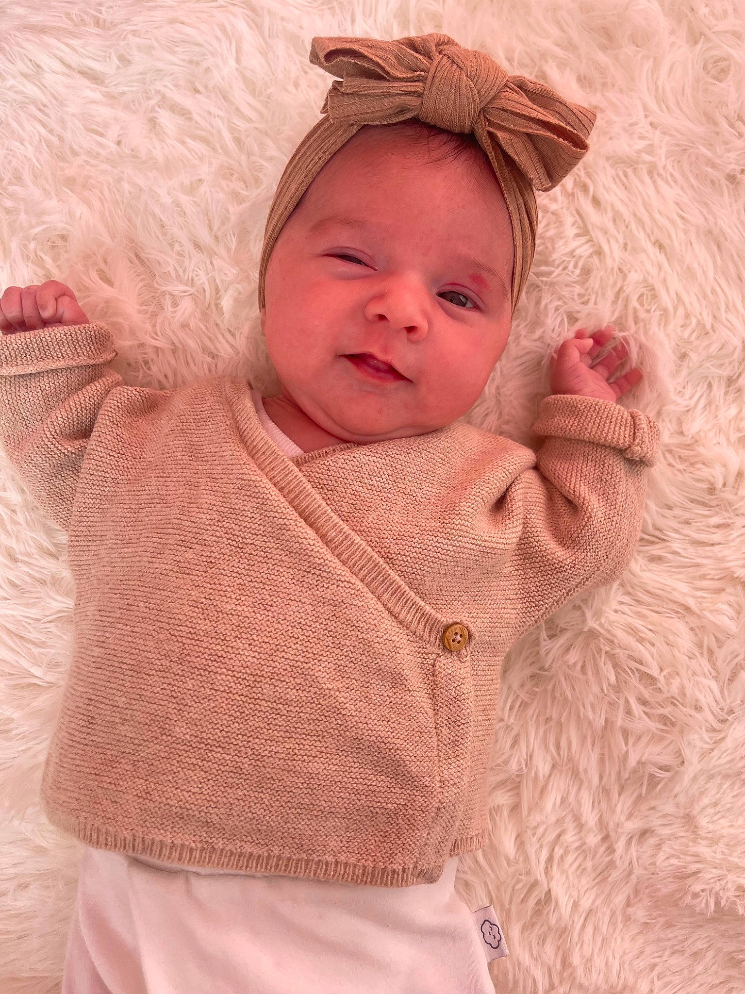 Louna a rejoint le concours — aidez-le/la à gagner de superbes lots ! art, baby, baby_toddler_clothing, cheek, collar, comfort, happy, headgear, iris, linens, lip, outerwear, pattern, person, pink, skin, sleeve, smile, textile, toddler