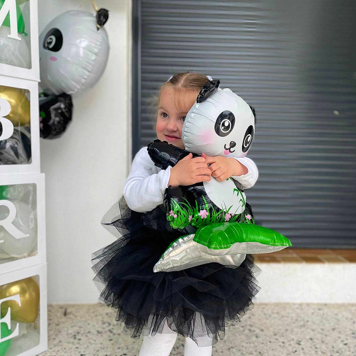 Ambre a rejoint le concours — aidez-le/la à gagner de superbes lots ! ball, child, clothing, costume, face, female, football, footwear, girl, head, hugging, person, photography, portrait, shoe, sitting, soccer, soccerball, sport, toy