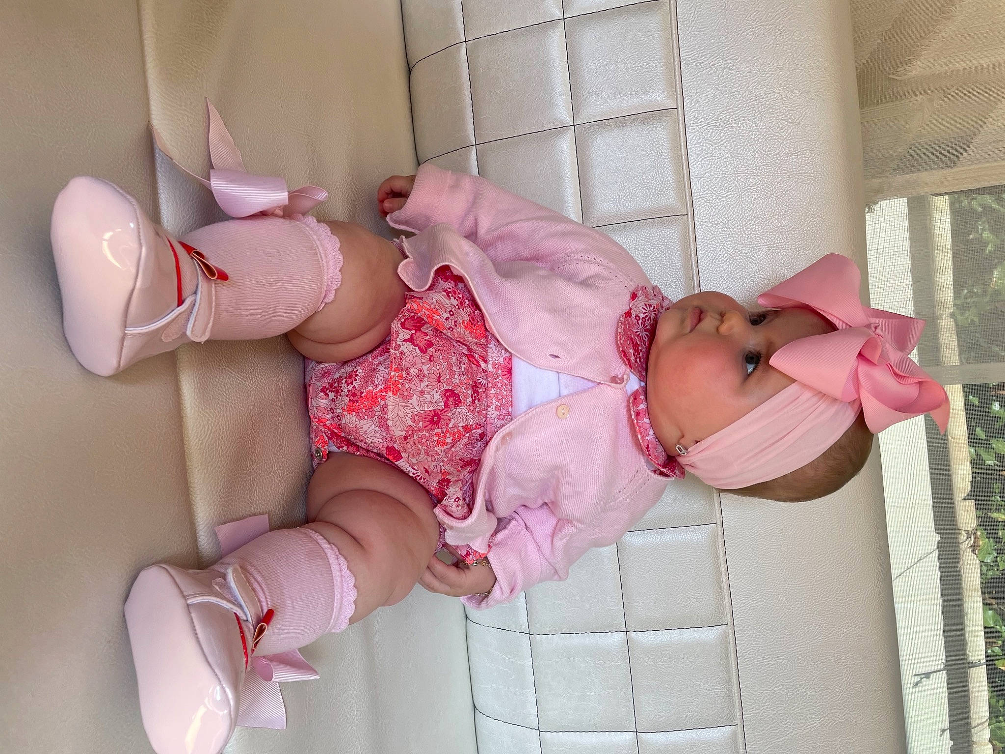 Octavia participe au concours pour gagner de l'argent avec cette photo : arm, baby, baby_products, baby_toddler_clothing, child, finger, hand, headwear, human_body, human_leg, leg, pattern, person, pink, plant, product, room, skin, sock, textile