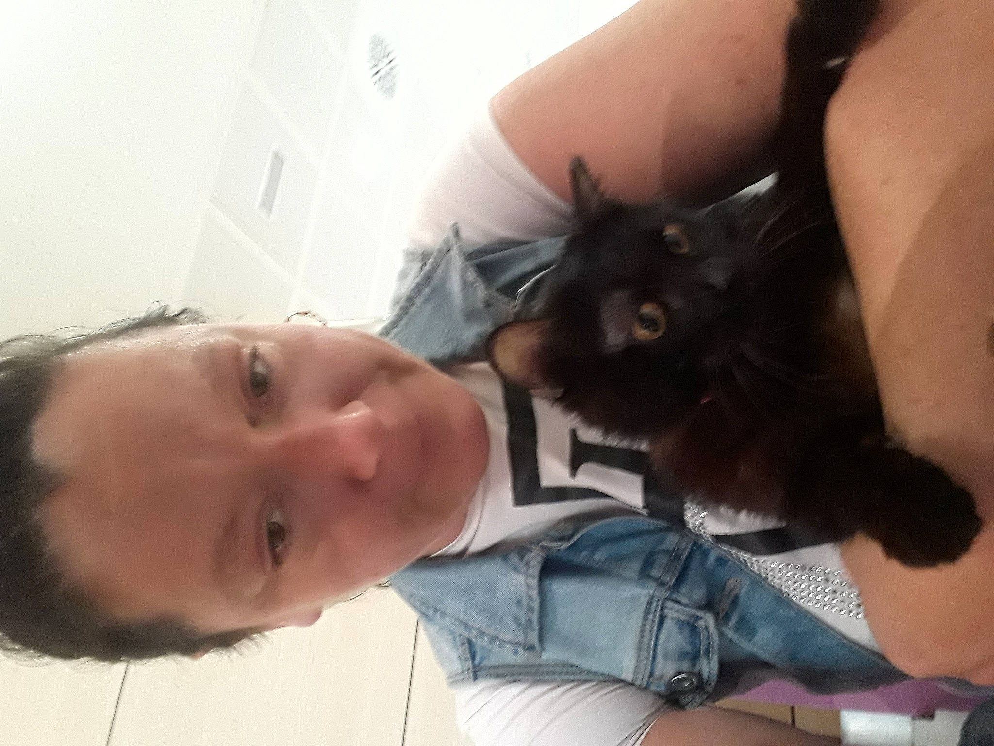 Ajesona participe au concours pour gagner de l'argent avec cette photo : black_hair, carnivore, cat, child, comfort, companion_dog, domestic_short_haired_cat, ear, eyelash, felidae, fur, gesture, jaw, neck, nose, selfie, skin, small_to_medium_sized_cats, t_shirt, whiskers