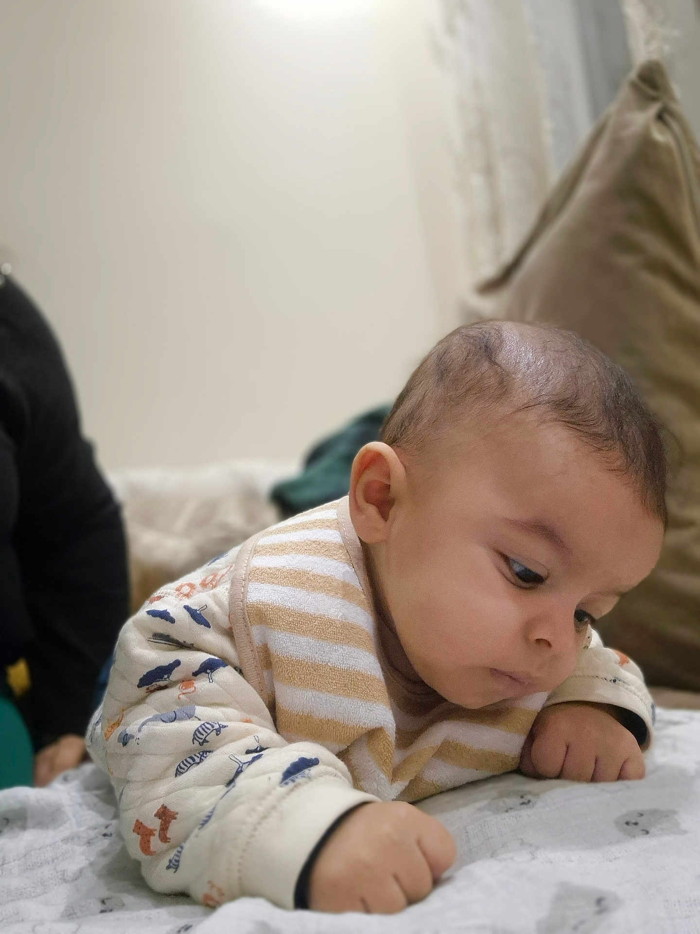 Araik a rejoint le concours — aidez-le/la à gagner de superbes lots ! baby, infant, child, face, portrait, clothing, bib, hand, skin, expression, indoors, cushion, blanket, person, soft, curious, young, cute, sleepwear, toddler