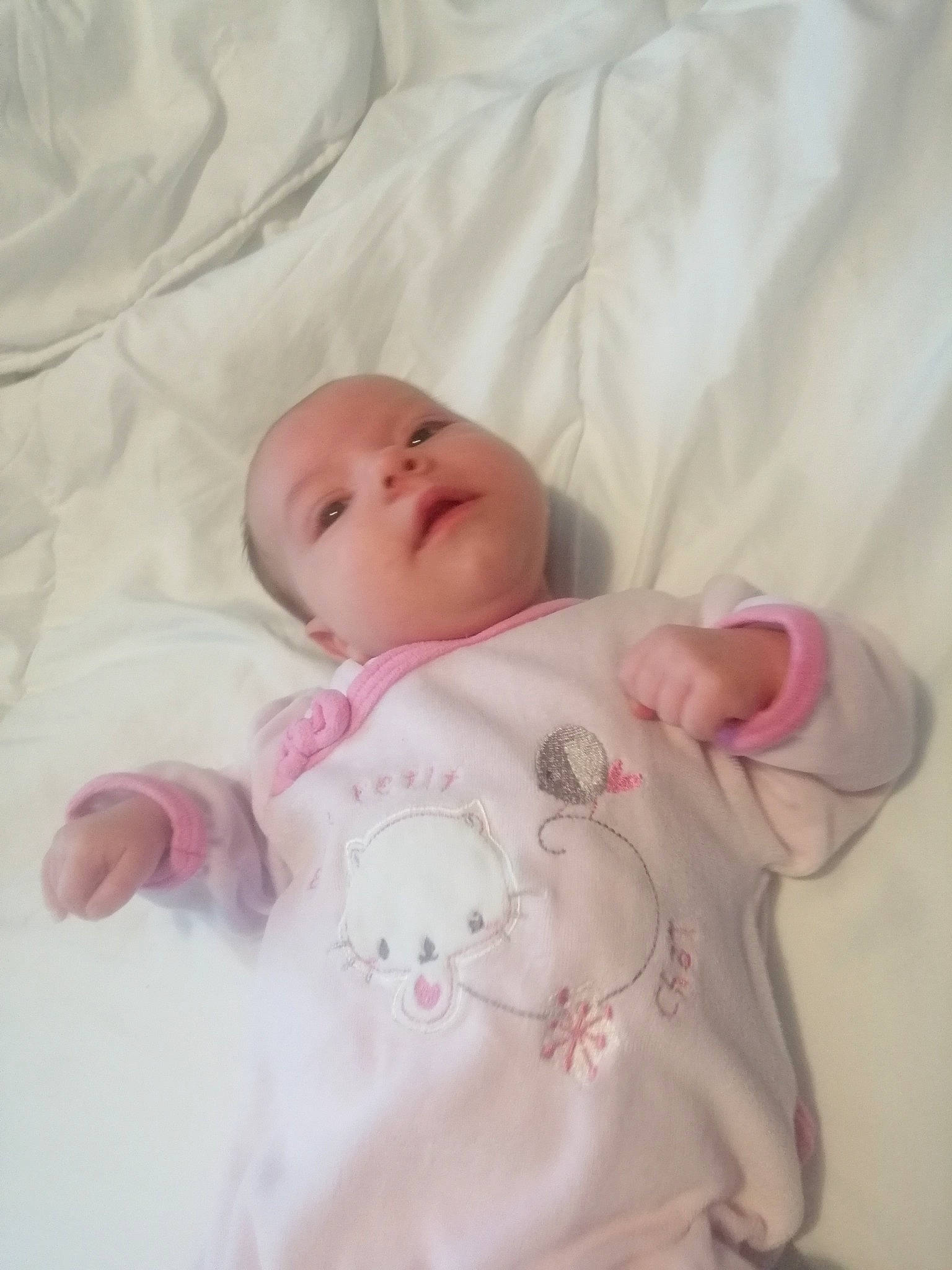 Iris a rejoint le concours — aidez-le/la à gagner de superbes lots ! baby, bedtime, cheek, child, head, person, pink, product, skin, textile, toddler