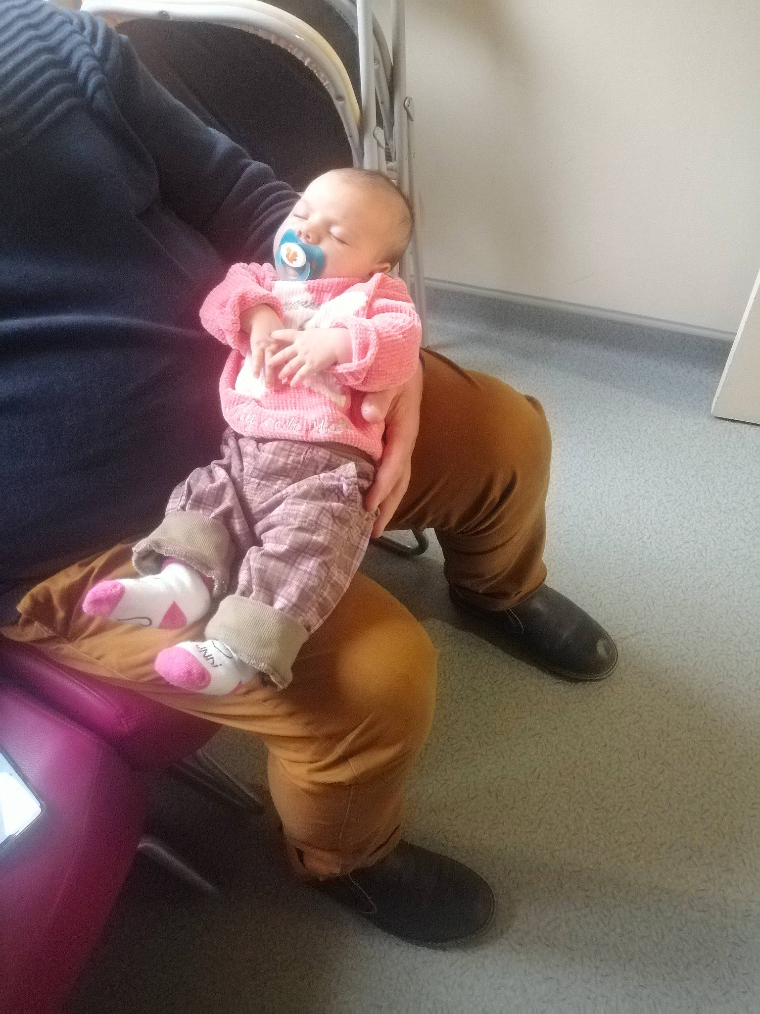 Iris a rejoint le concours — aidez-le/la à gagner de superbes lots ! baby, child, finger, fun, leg, person, pink, sitting, toddler