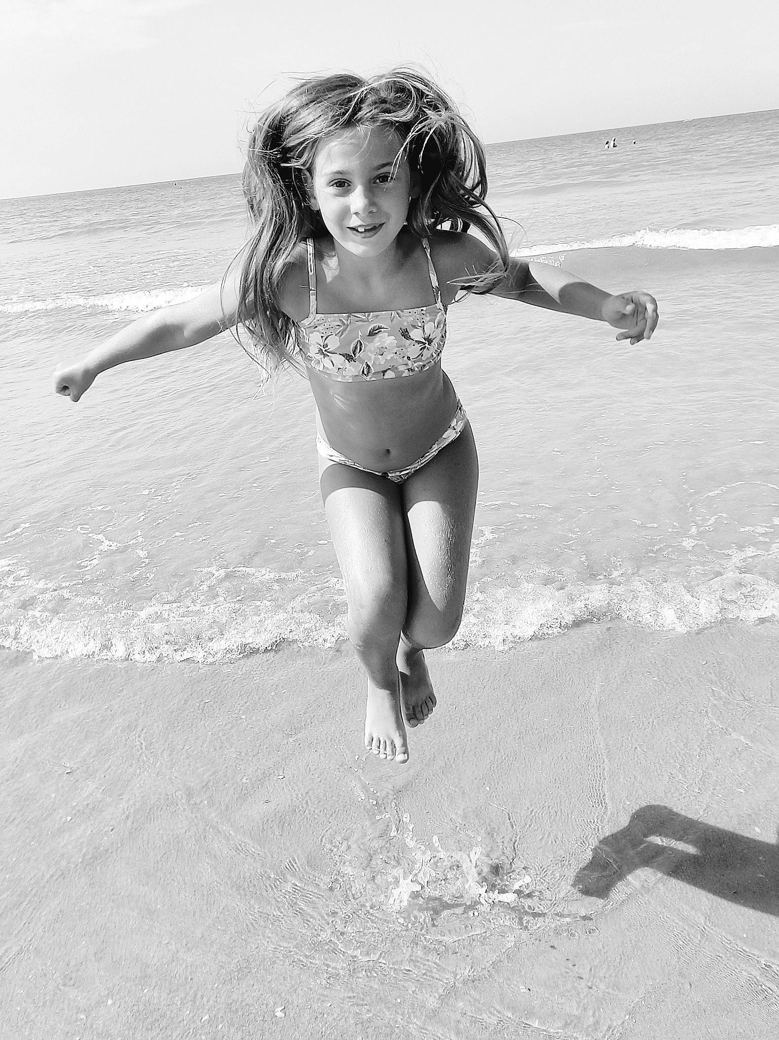 Nina participe au concours pour gagner de l'argent avec cette photo : black_and_white, child, fun, happy, joy, jumping, leg, monochrome, monochrome_photography, person, photo_shoot, photograph, photography, play, sea, smile, snapshot, style, summer, swimwear