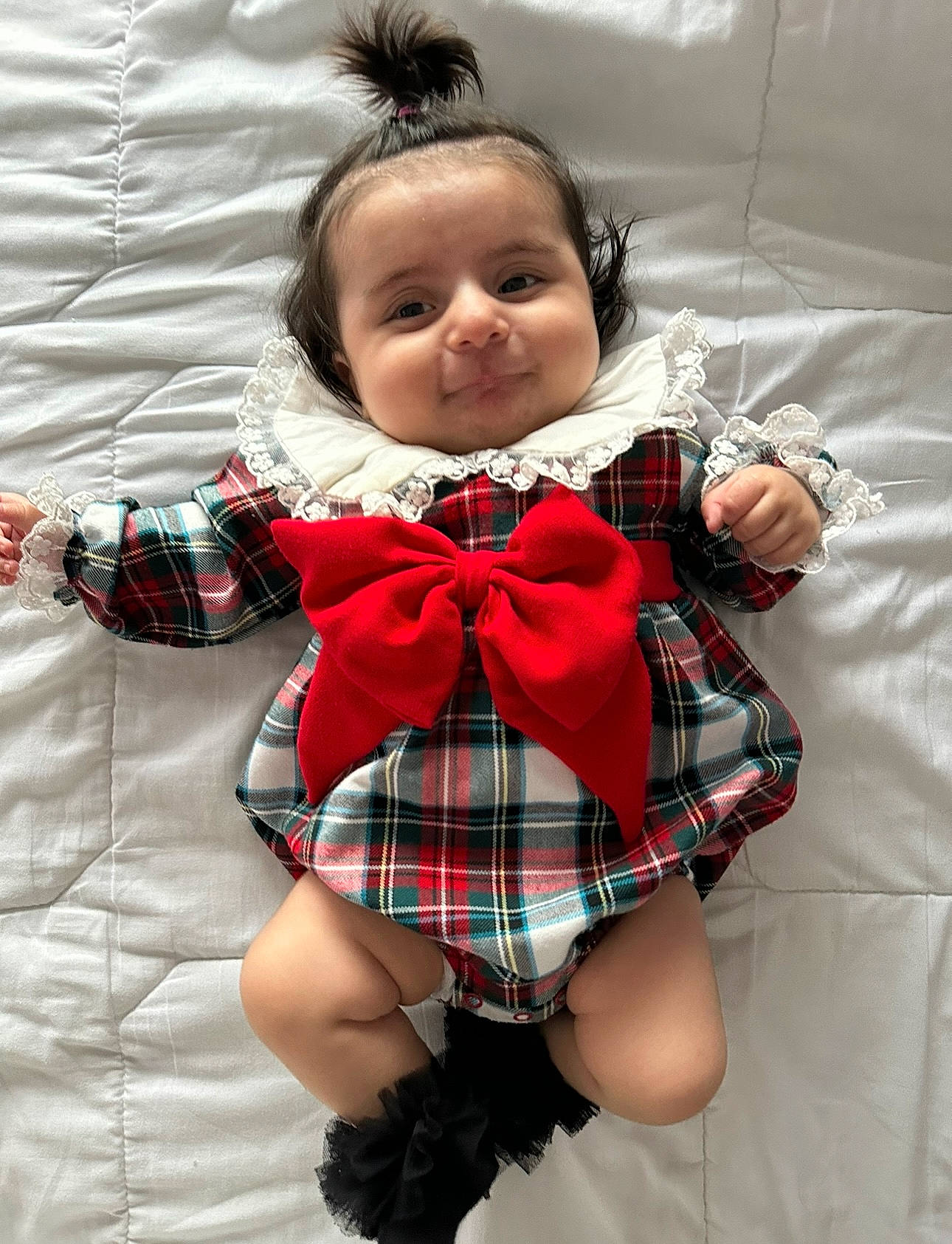 Elisa a rejoint le concours — aidez-le/la à gagner de superbes lots ! baby_toddler_clothing, comfort, dress, eye, face, hair, hairstyle, happy, head, leg, pattern, person, plaid, product, skin, sleeve, smile, tartan, textile, thigh