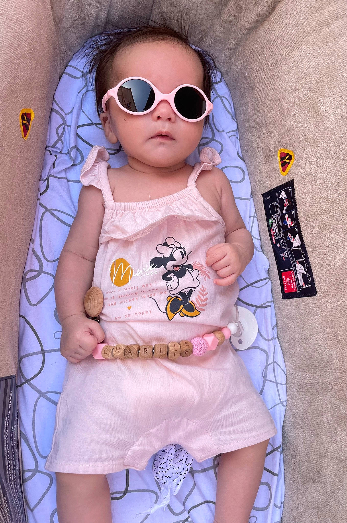 Charlie a rejoint le concours — aidez-le/la à gagner de superbes lots ! arm, baby, baby_toddler_clothing, cheek, child, cool, eyewear, goggles, head, linens, outerwear, pattern, person, pink, sleeve, sunglasses, t_shirt, textile, toddler, vision_care