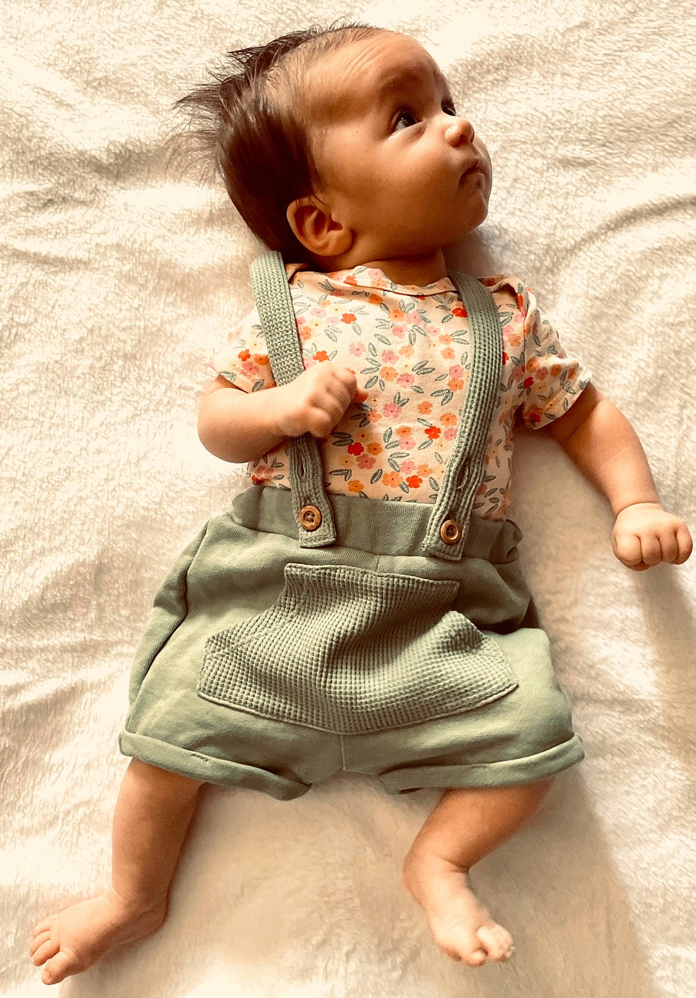 Charlie participe au concours pour gagner de l&#x27;argent avec cette photo : baby, baby_toddler_clothing, clothing, comfort, dress, face, finger, flooring, human_body, joint, leg, nail, neck, pattern, person, shoulder, skin, sleeve, thigh, toddler