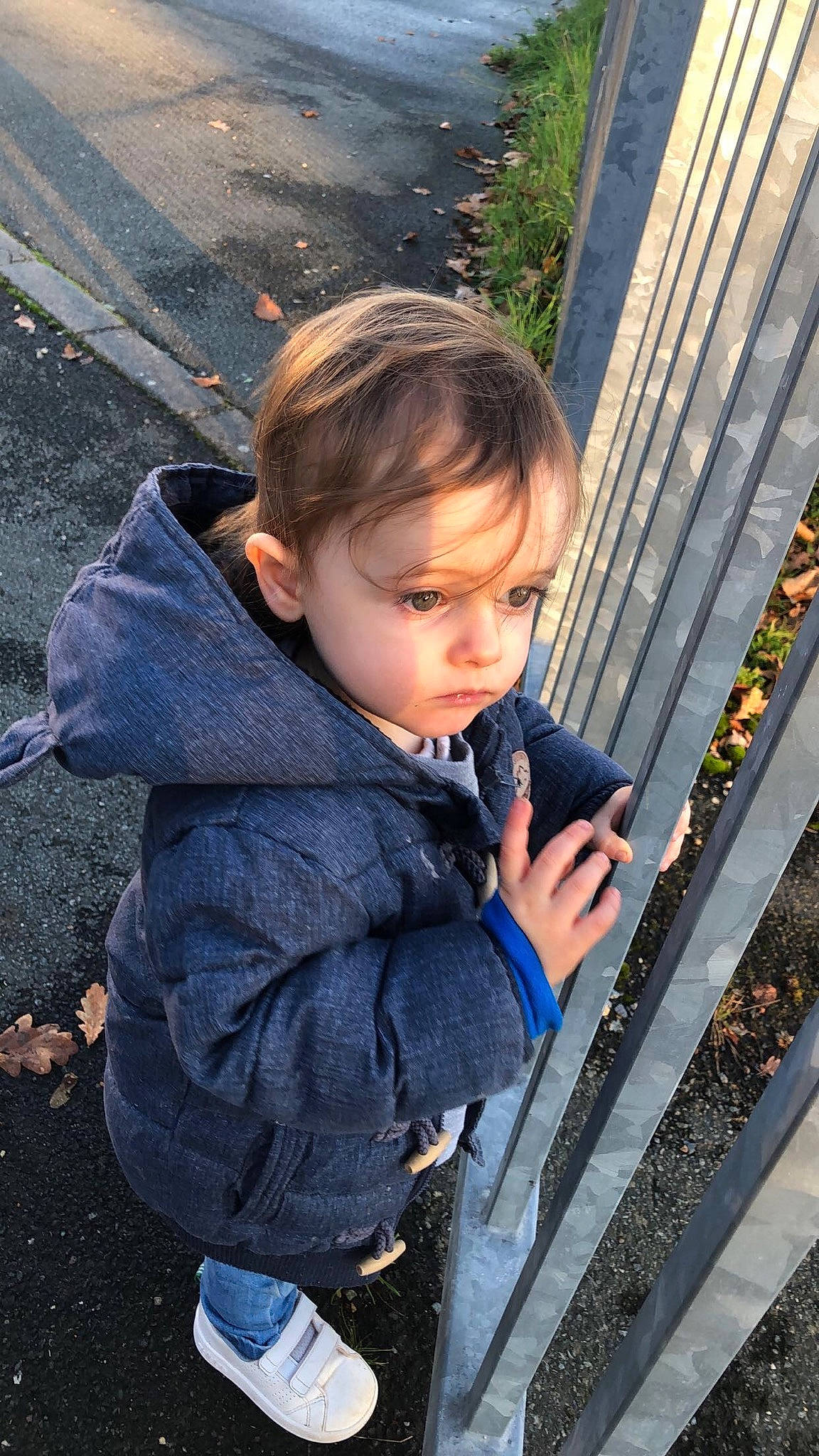 Eythan participe au concours pour gagner de l'argent avec cette photo : asphalt, baby_toddler_clothing, cheek, child, cool, denim, electric_blue, fun, grass, hairstyle, happy, leisure, pattern, person, road_surface, sitting, toddler, tree, vacation, winter