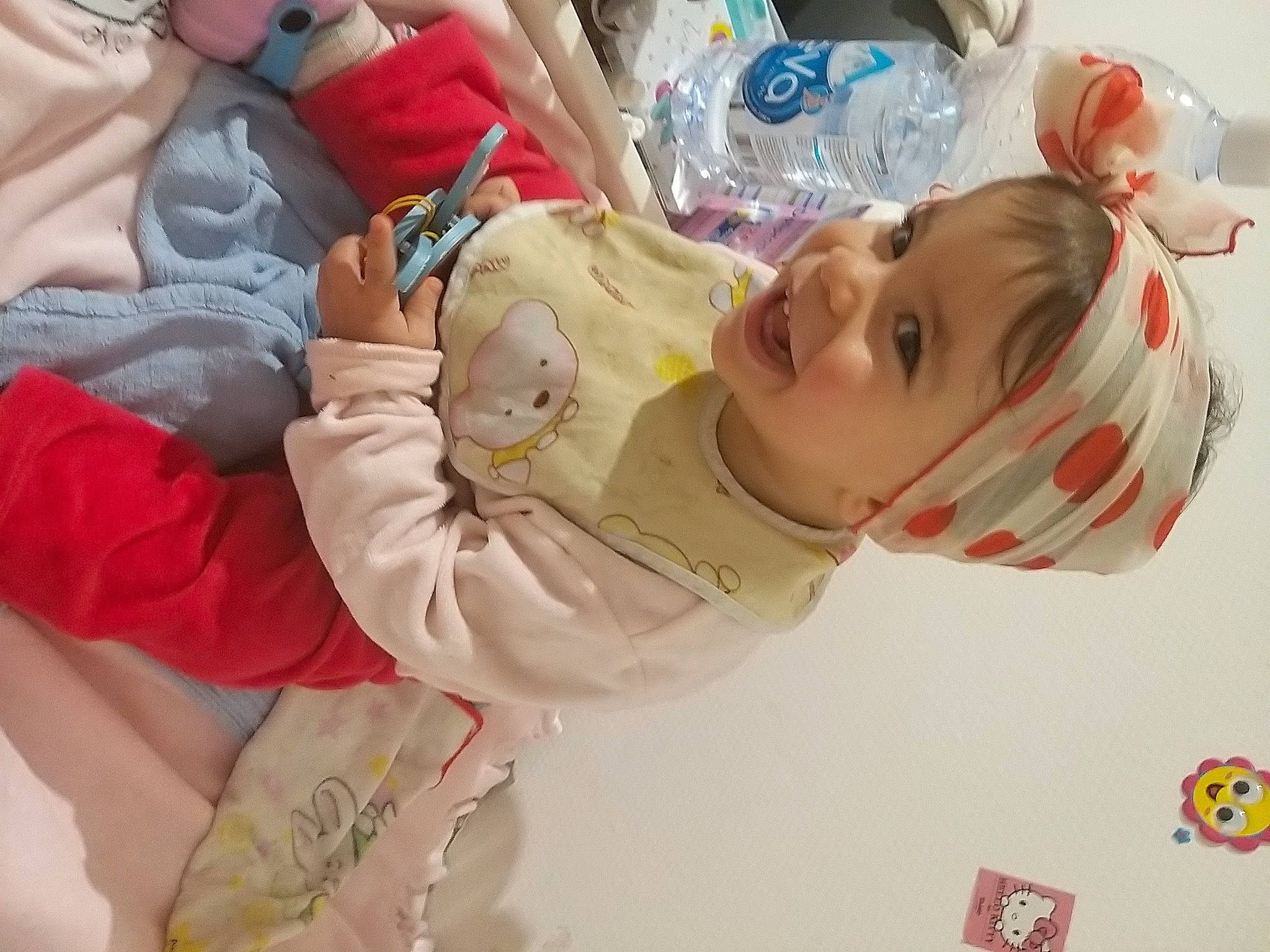 Lylia participe au concours pour gagner de l'argent avec cette photo : baby, baby_products, baby_safety, baby_toddler_clothing, child, comfort, fun, happy, joy, mouth, person, play, room, skin, sleeve, smile, toddler